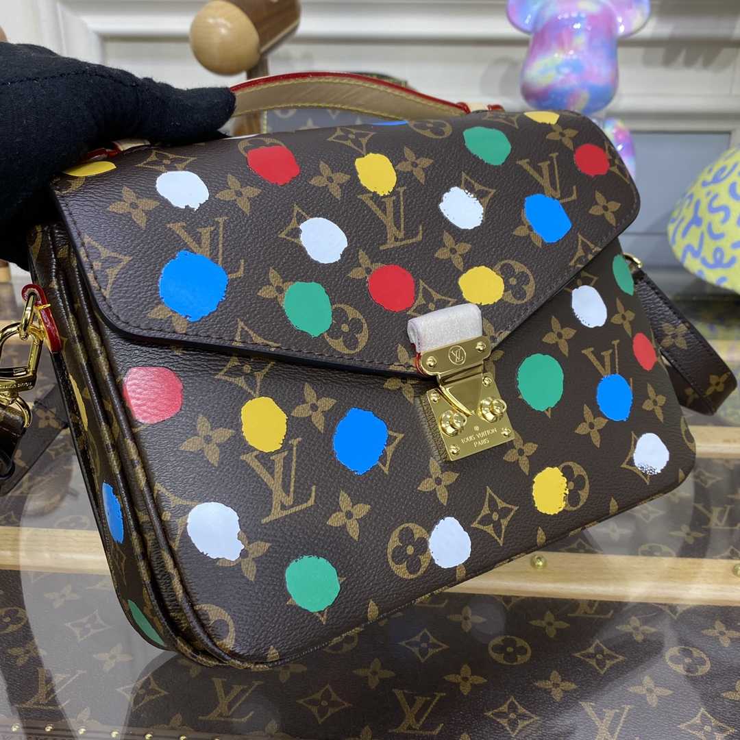 Louis Vuitton LV x YK Pochette Metis​  (25 x 19 x 7cm)       M46384 - PerfectKickZ