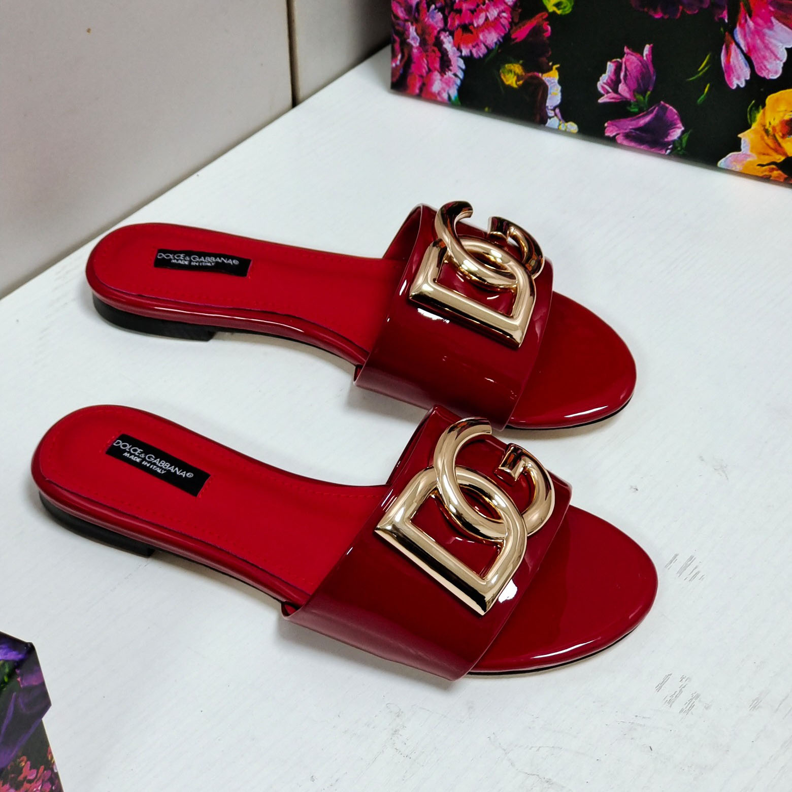 Dolce & Gabbana Polished Calfskin Sliders With DG Logo - 