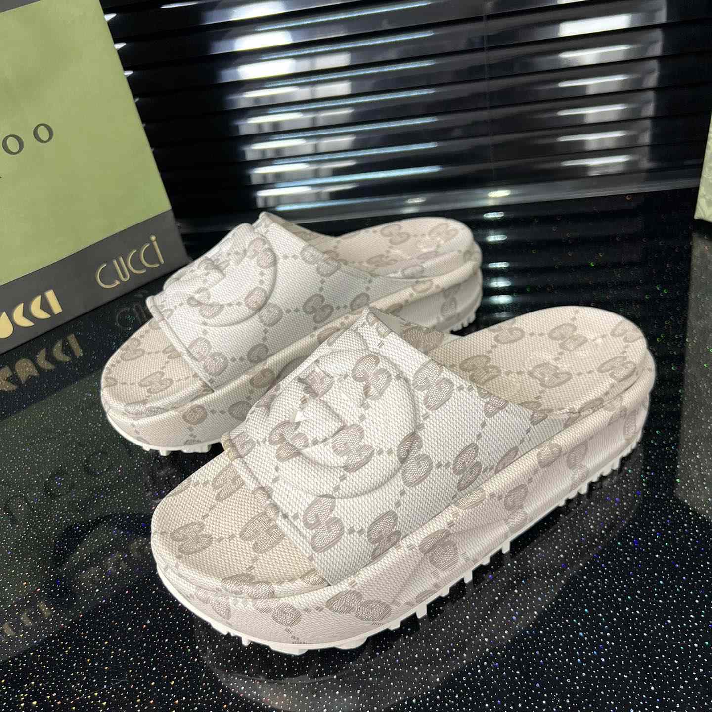 Gucci Women's Slide Sandal With Interlocking G - PerfectKickZ