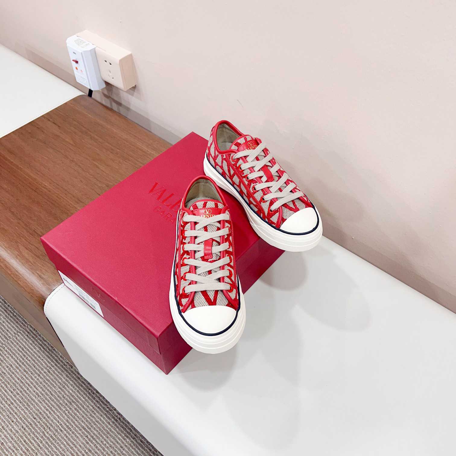 Valenti Toile Iconographe Totaloop Low-top Sneaker - PerfectKickZ