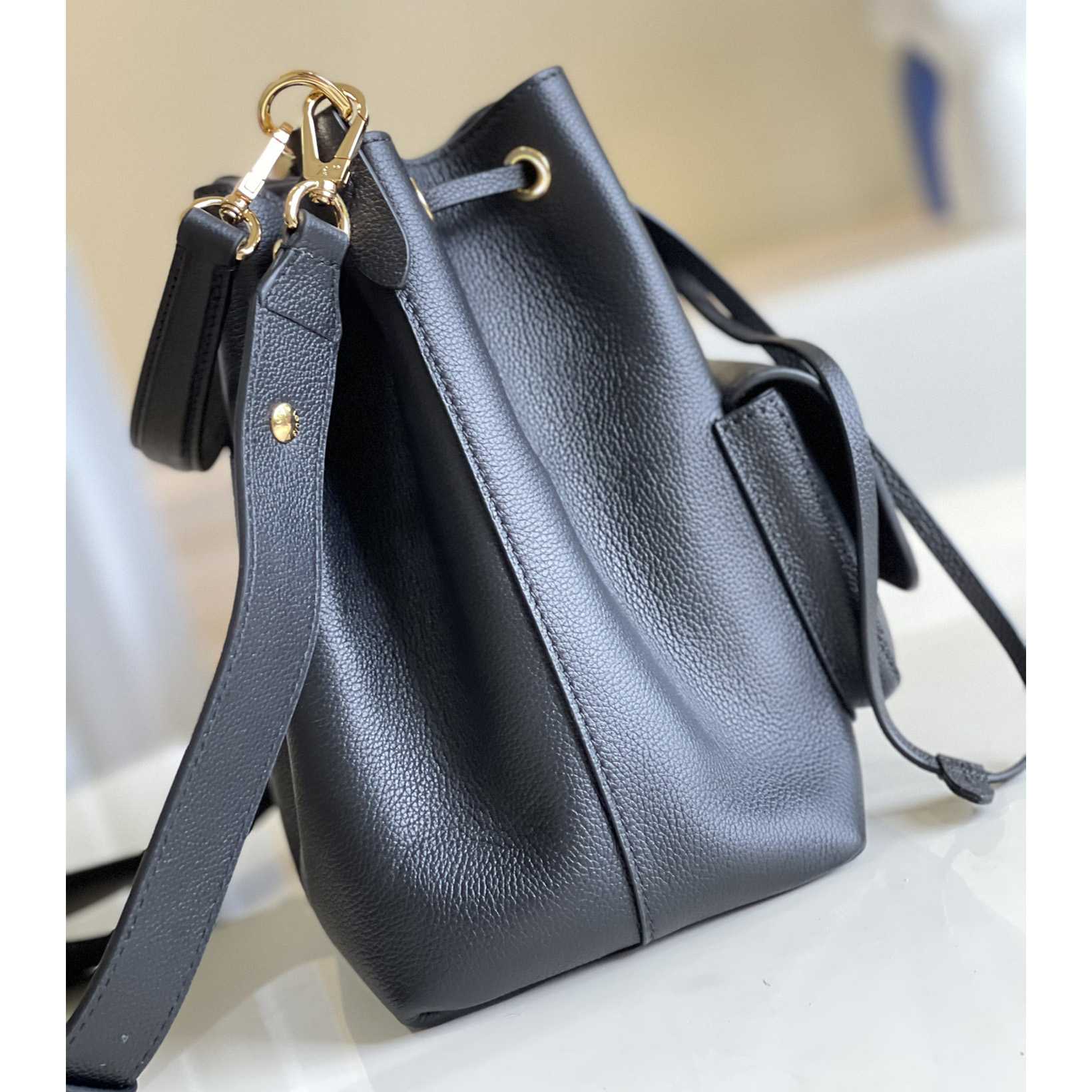 Louis Vuitton Lockme Bucket Black Calf (23-23-16cm)  M57687 - PerfectKickZ