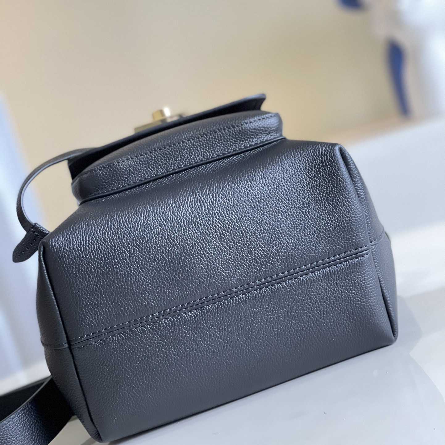 Louis Vuitton Lockme Bucket Black Calf (23-23-16cm)  M57687 - PerfectKickZ