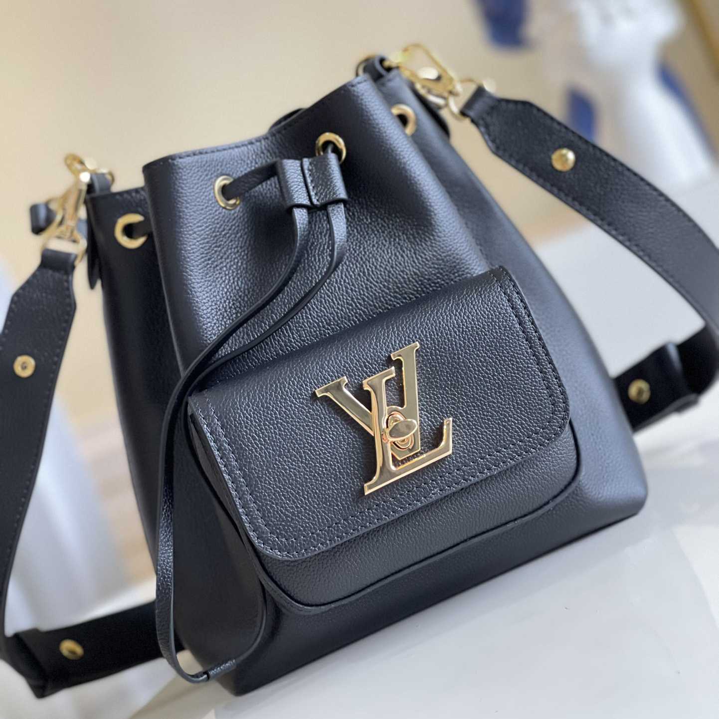 Louis Vuitton Lockme Bucket Black Calf (23-23-16cm)  M57687 - PerfectKickZ