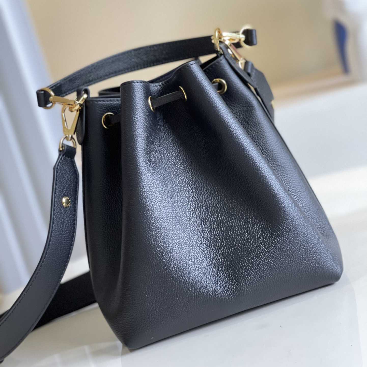 Louis Vuitton Lockme Bucket Black Calf (23-23-16cm)  M57687 - PerfectKickZ
