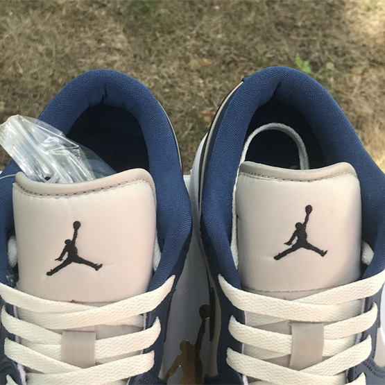 Air Jordan 1 Low OG  Sneaker        DC0774-402  - 