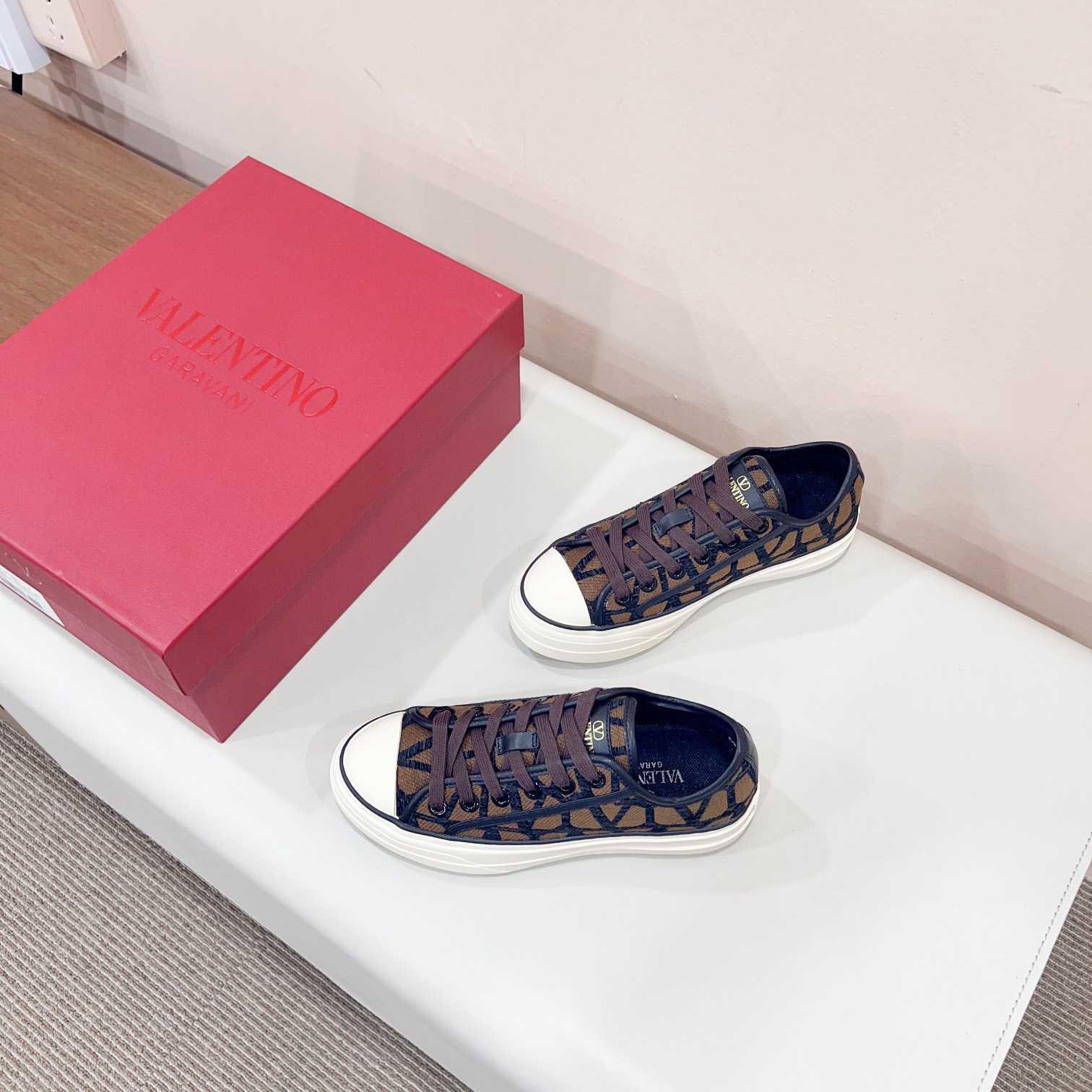 Valenti Toile Iconographe Totaloop Low-top Sneaker - PerfectKickZ