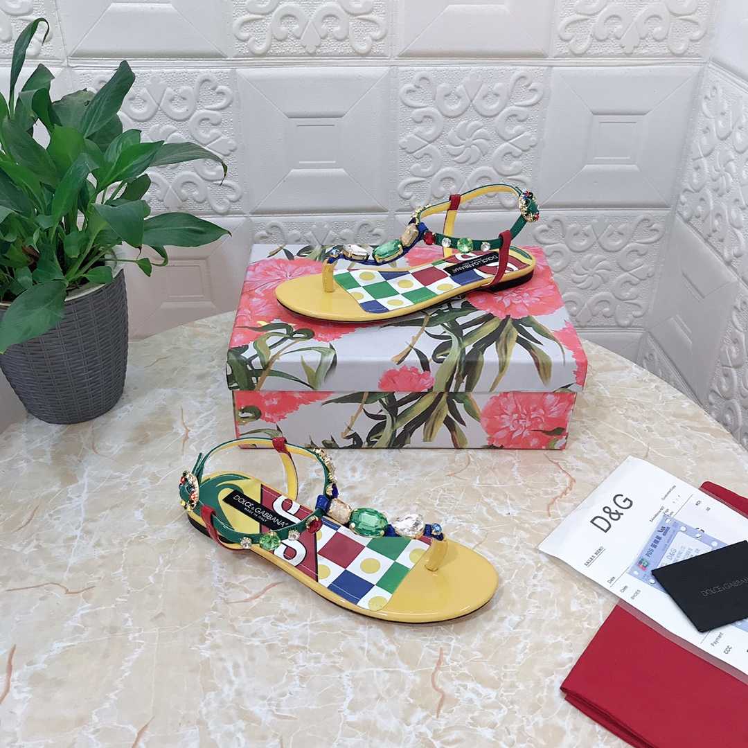 Dolce & Gabbana Patent Leather Thong Sandals - PerfectKickZ