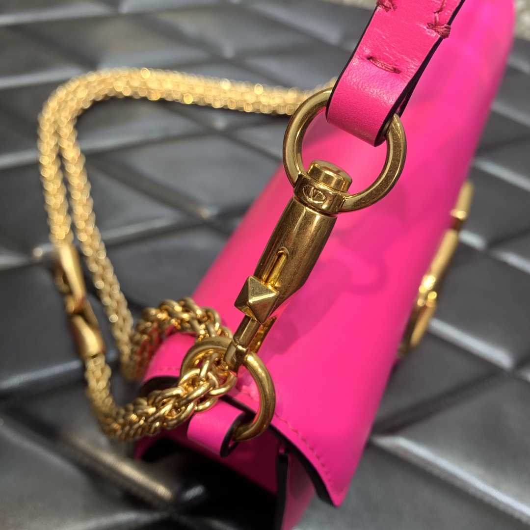 Valenti Garavani Locò Shoulder Bag (27-13-6cm) - PerfectKickZ