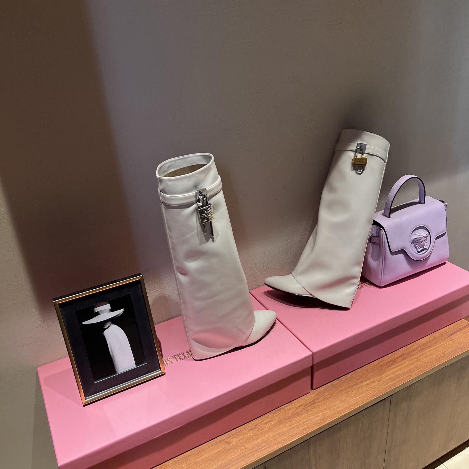 Givenchy Shark Lock Ankle Boots In Leather - 