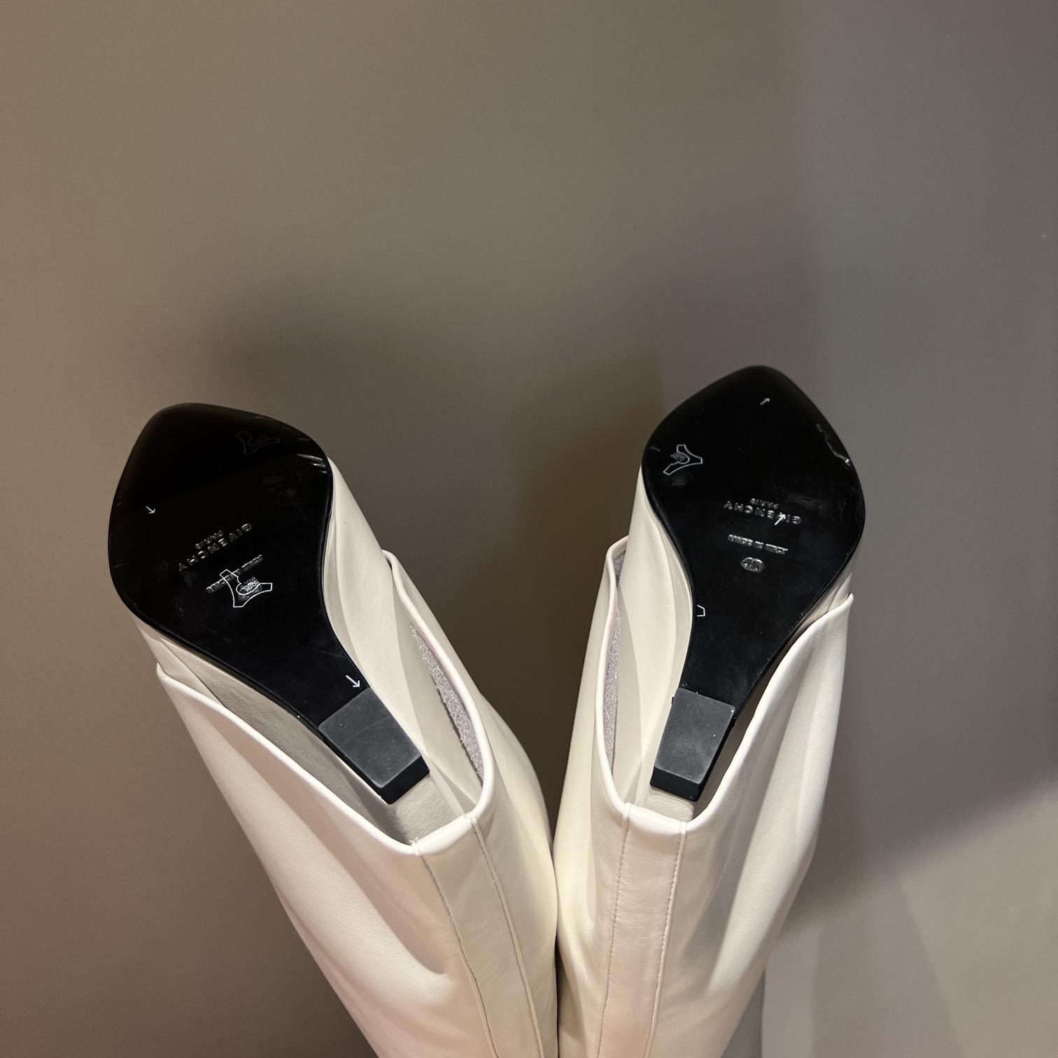 Givenchy Shark Lock Ankle Boots In Leather - 