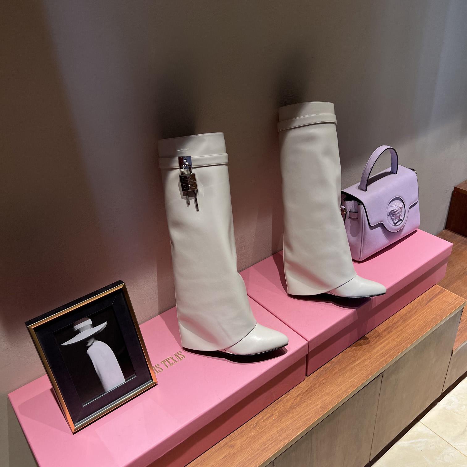 Givenchy Shark Lock Ankle Boots In Leather - 