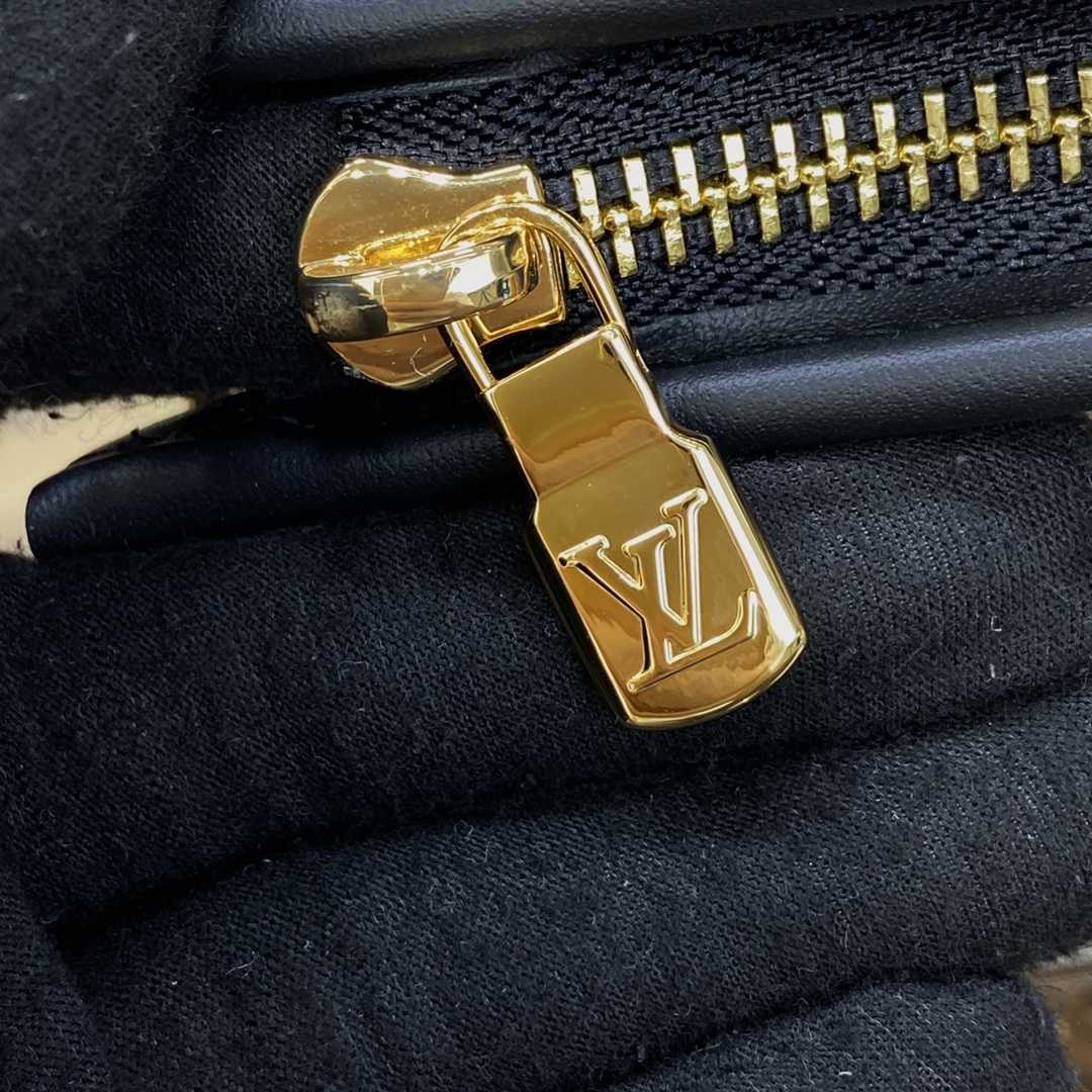 Louis Vuitton Toiletry Pouch On Chain  (25 x 20 x 5.5cm)M82521 - 