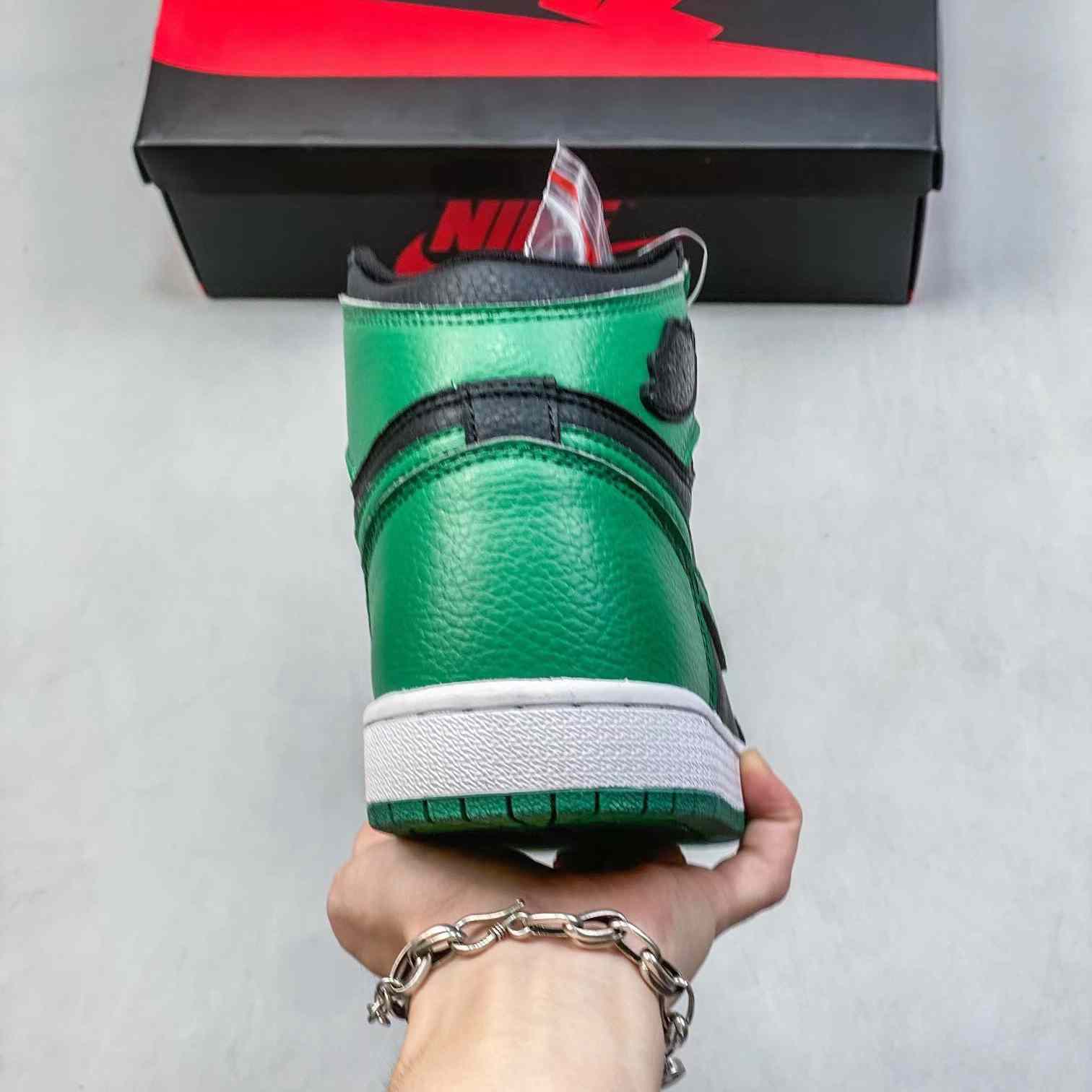 Air Jordan 1 Retro High OG Sneaker    8JYD031A31 - PerfectKickZ