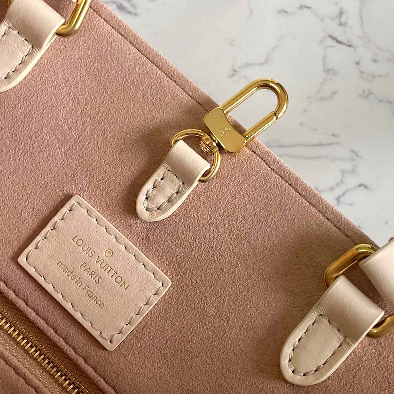 Louis Vuitton OnTheGo MM (35x27x14CM)  M21575 - PerfectKickZ