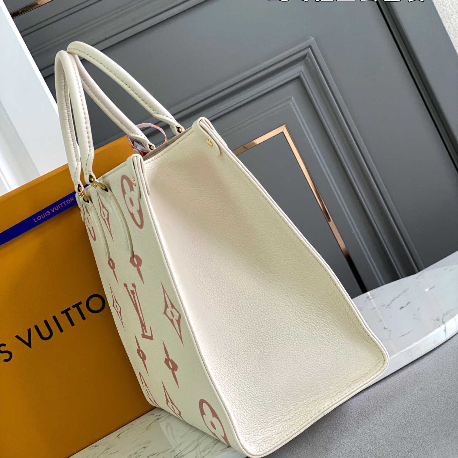 Louis Vuitton OnTheGo MM (35x27x14CM)  M21575 - PerfectKickZ