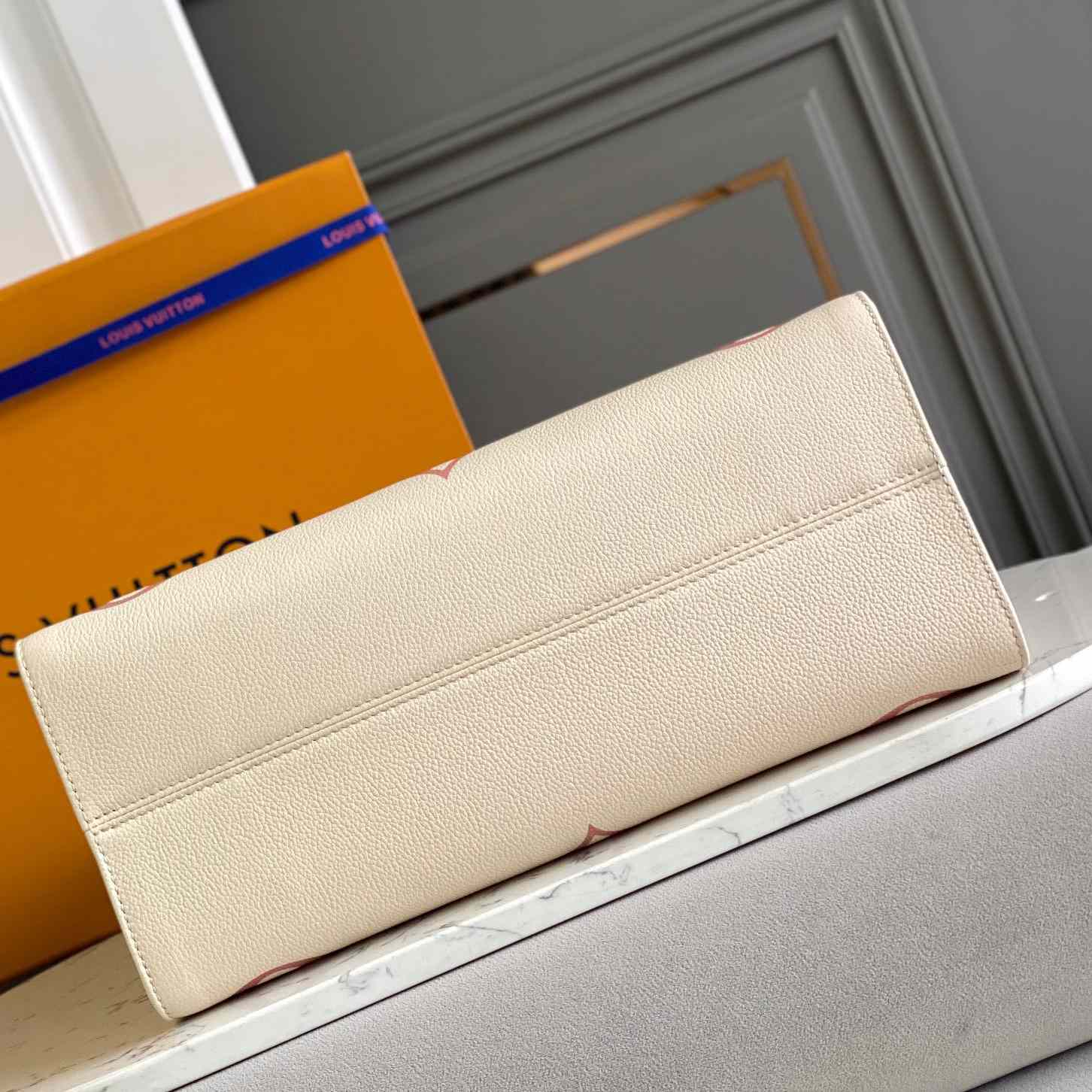Louis Vuitton OnTheGo MM (35x27x14CM)  M21575 - PerfectKickZ