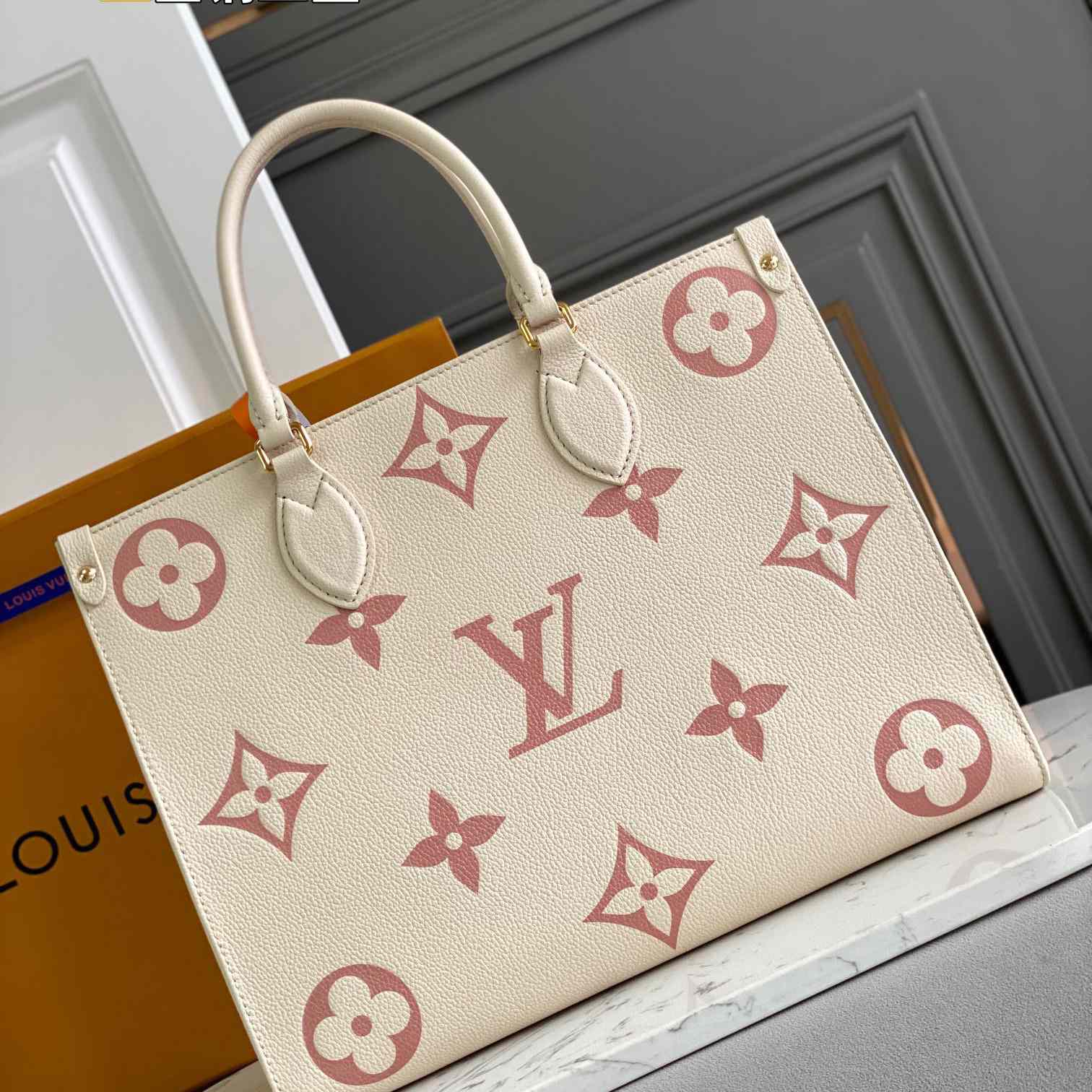 Louis Vuitton OnTheGo MM (35x27x14CM)  M21575 - PerfectKickZ