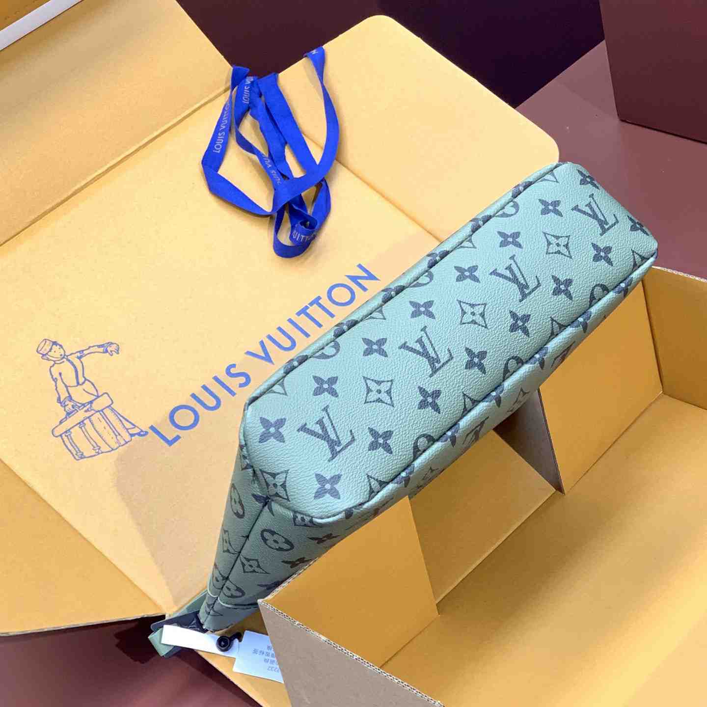 Louis Vuitton Pochette Voyage Souple (32 x 21 x 8cm)M82800 - PerfectKickZ