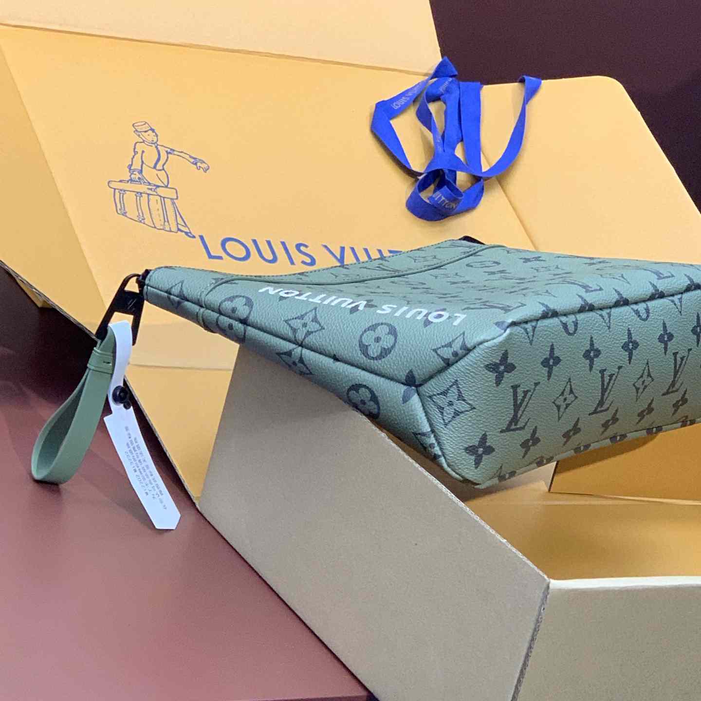 Louis Vuitton Pochette Voyage Souple (32 x 21 x 8cm)M82800 - PerfectKickZ
