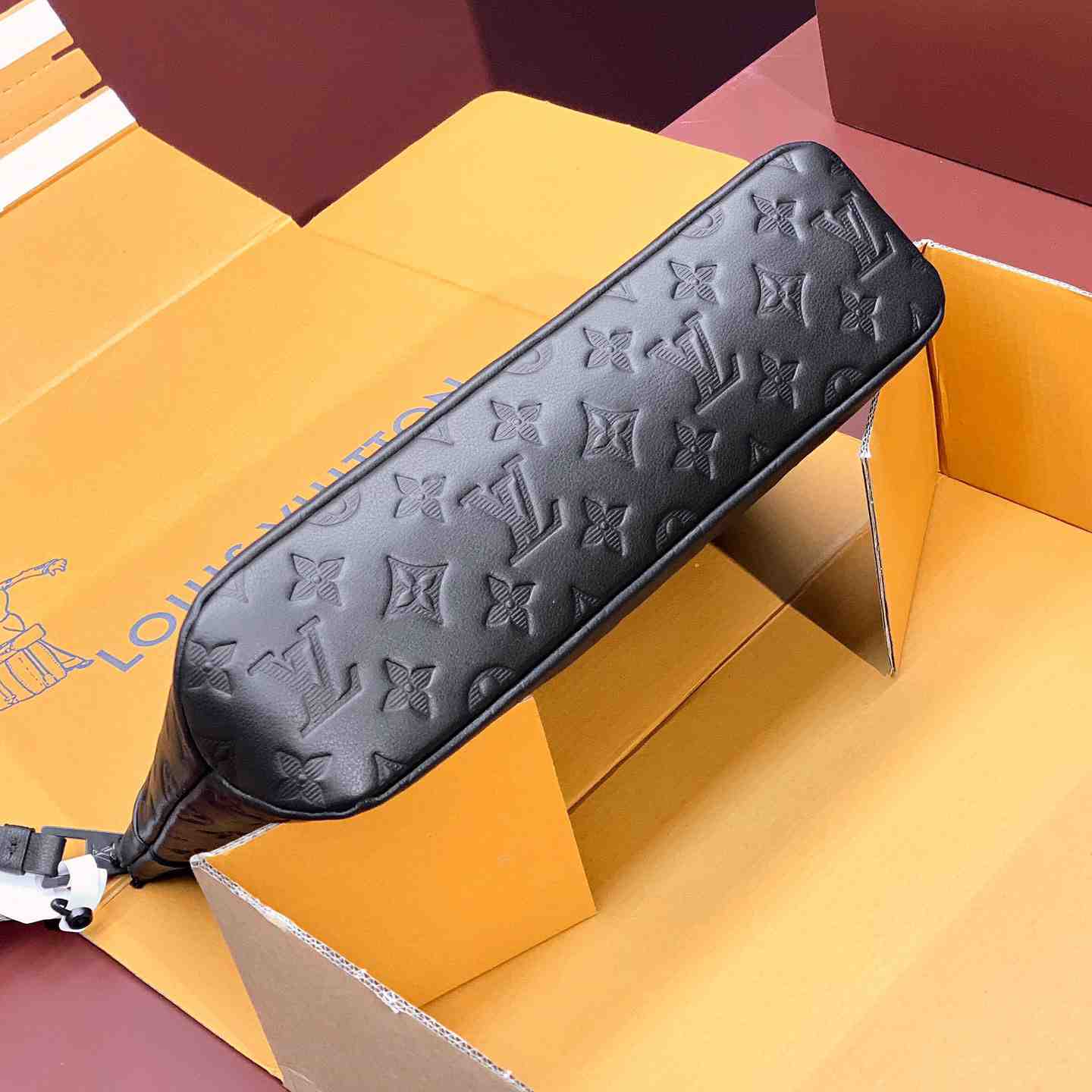 Louis Vuitton Pochette Voyage Souple (32 x 21 x 8cm)  M82545 - PerfectKickZ