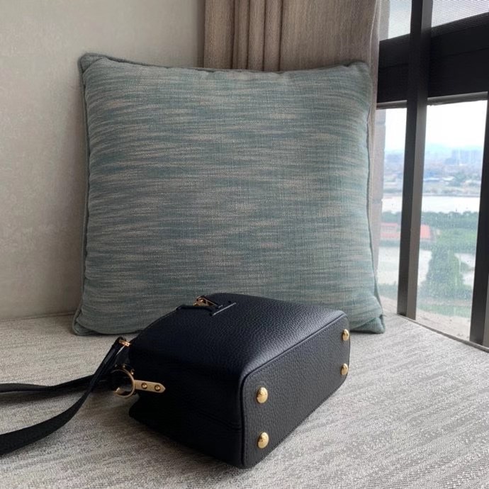 Louis Vuitton Capucines Mini (21-14-8cm)   M56071 - 