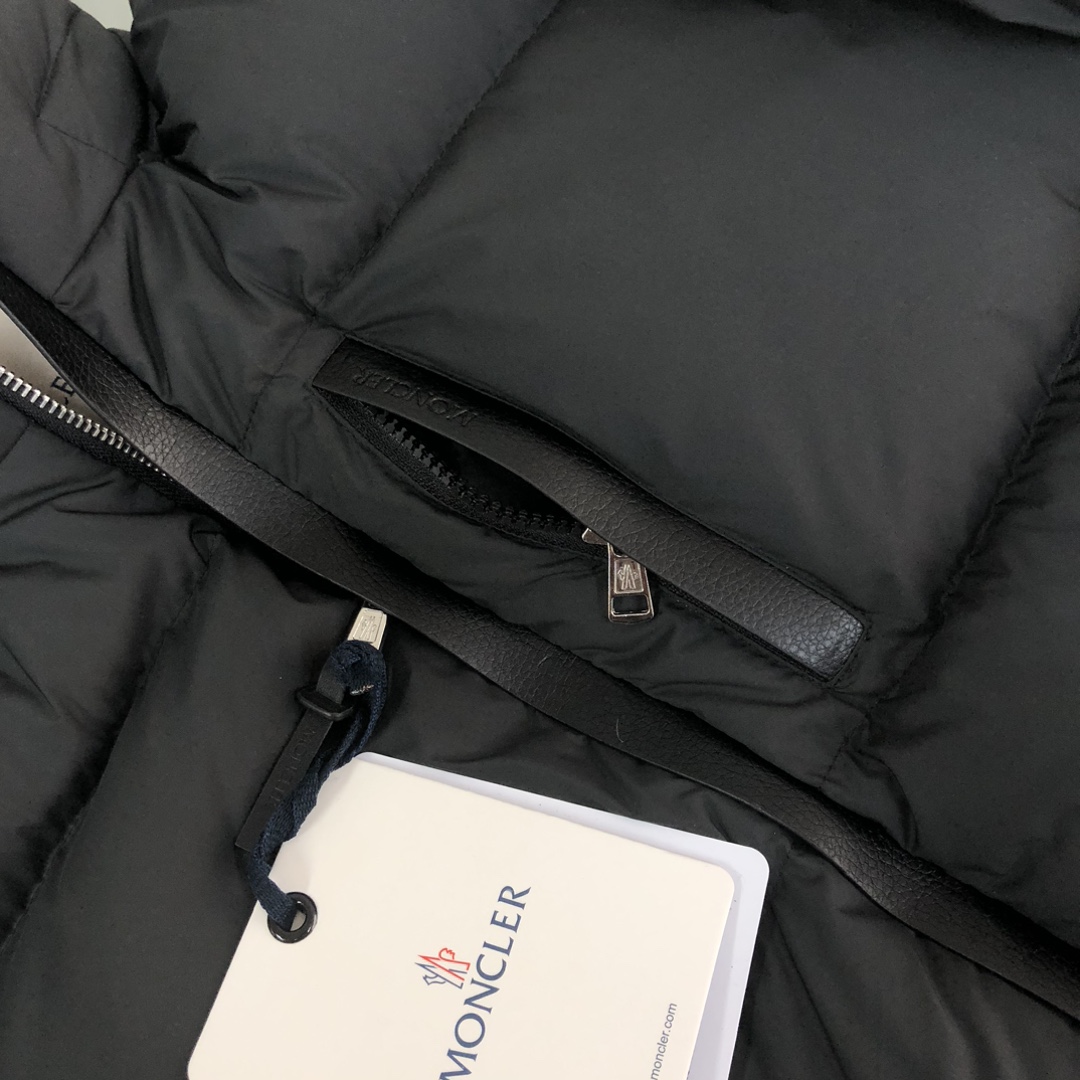 Moncler Besbre Short Down Jacket - PerfectKickZ