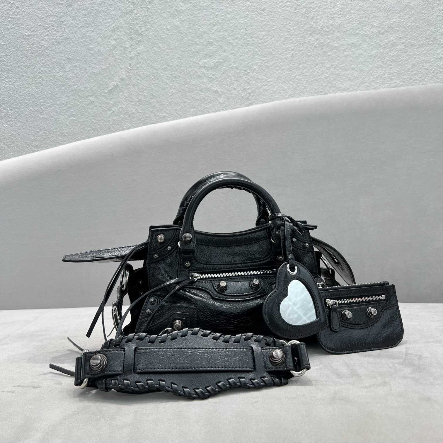 Balenciaga Neo Cagole Xs Shoulder Bag (26x13x18cm) - 