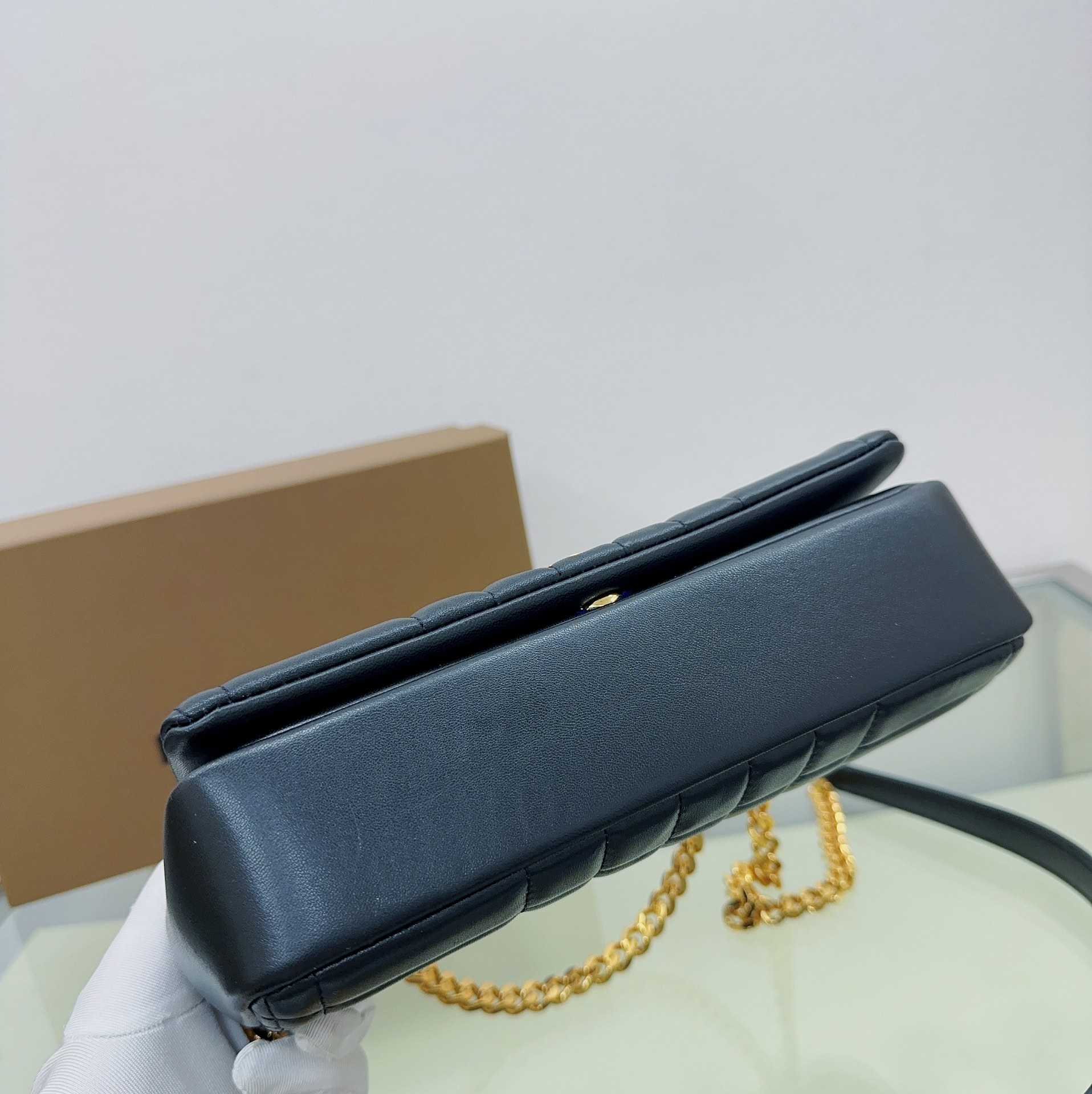 Burberry Quilted Lola Bag (23-6-13cm) - PerfectKickZ