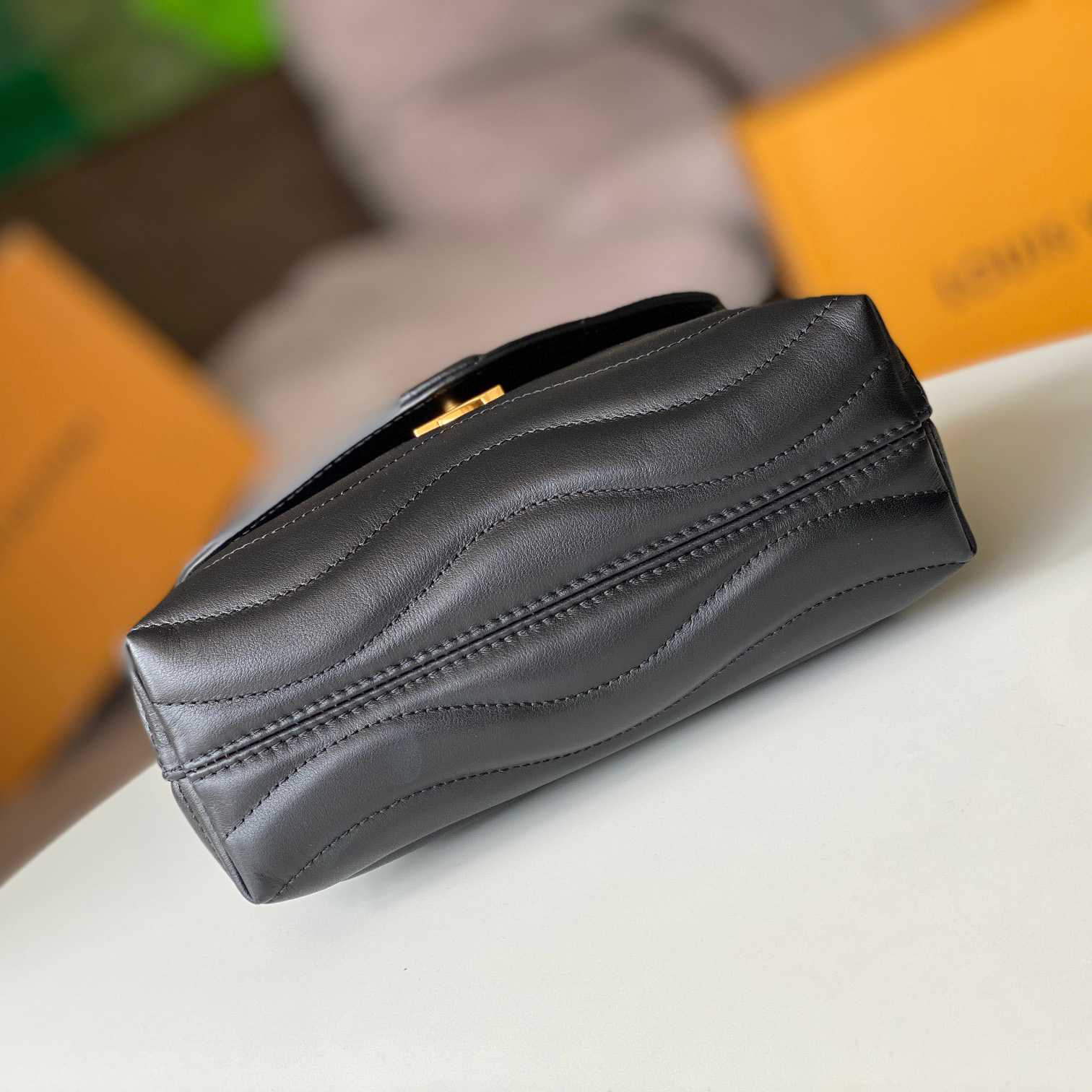 Louis Vuitton Hold Me (23x15x10cm)  M21720 - PerfectKickZ