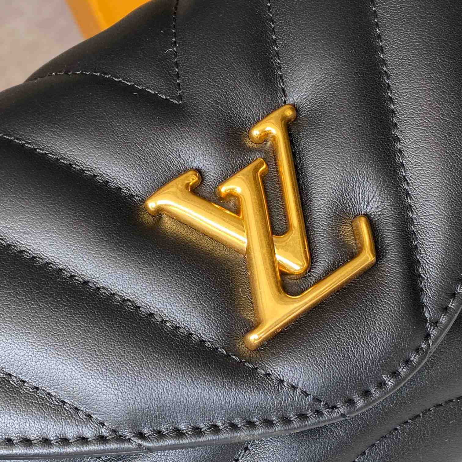 Louis Vuitton Hold Me (23x15x10cm)  M21720 - PerfectKickZ