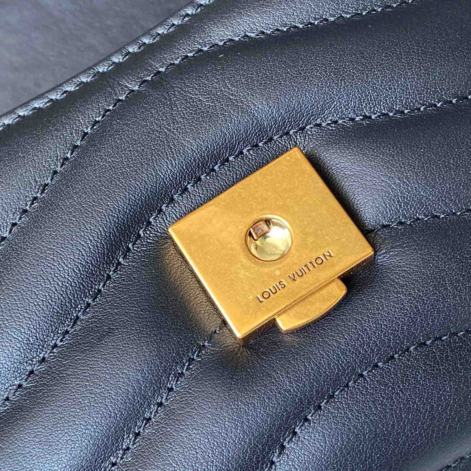 Louis Vuitton Hold Me (23x15x10cm)  M21720 - PerfectKickZ