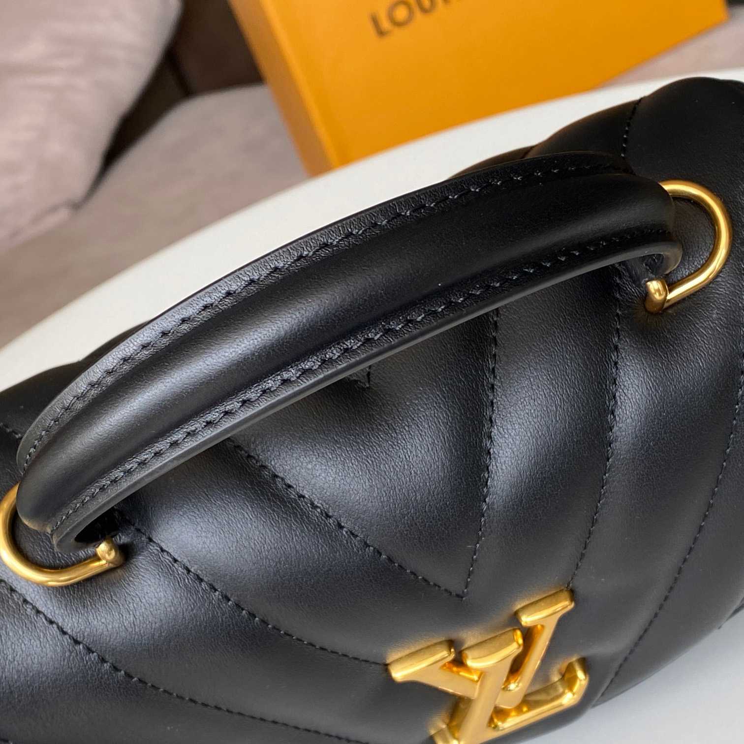 Louis Vuitton Hold Me (23x15x10cm)  M21720 - PerfectKickZ