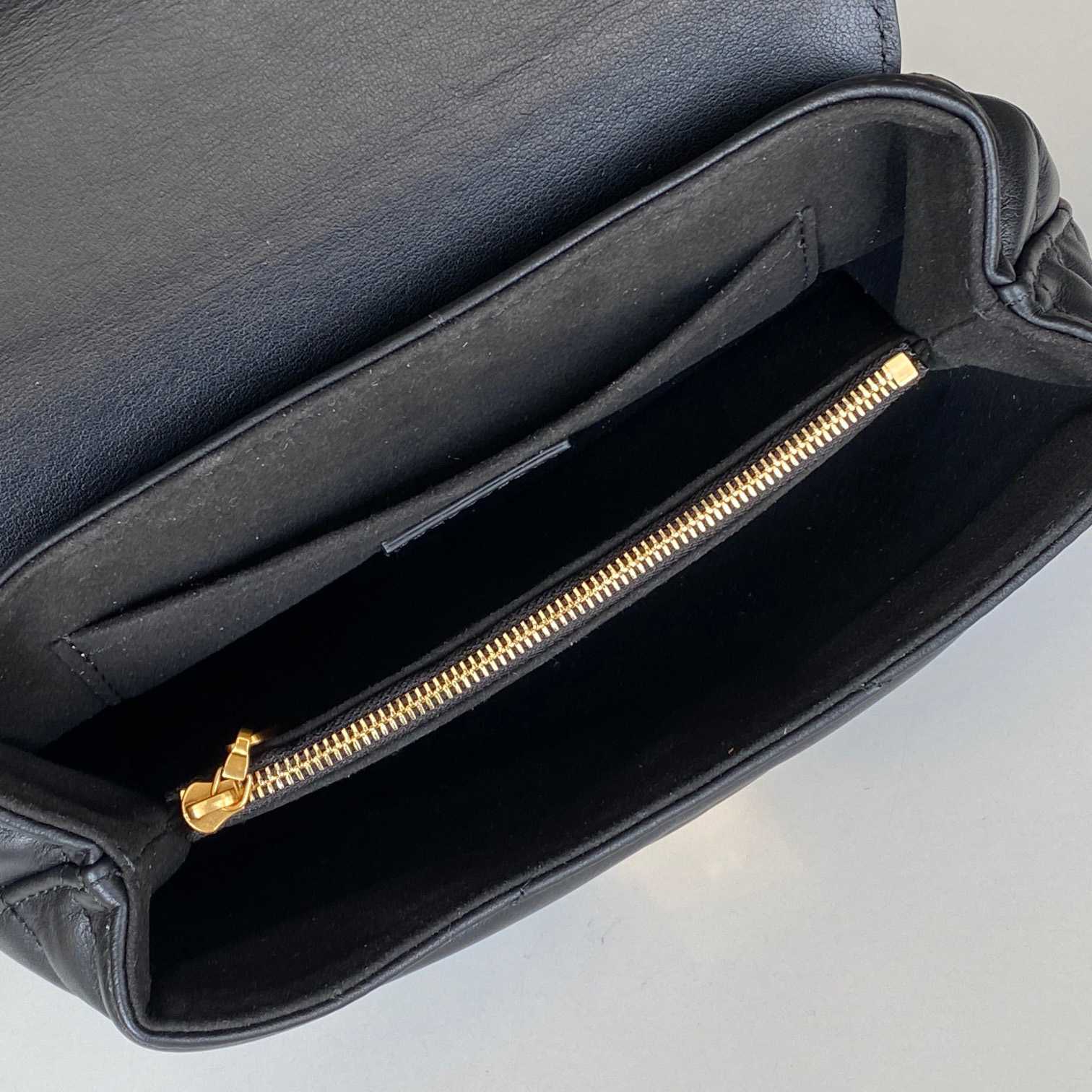 Louis Vuitton Hold Me (23x15x10cm)  M21720 - PerfectKickZ