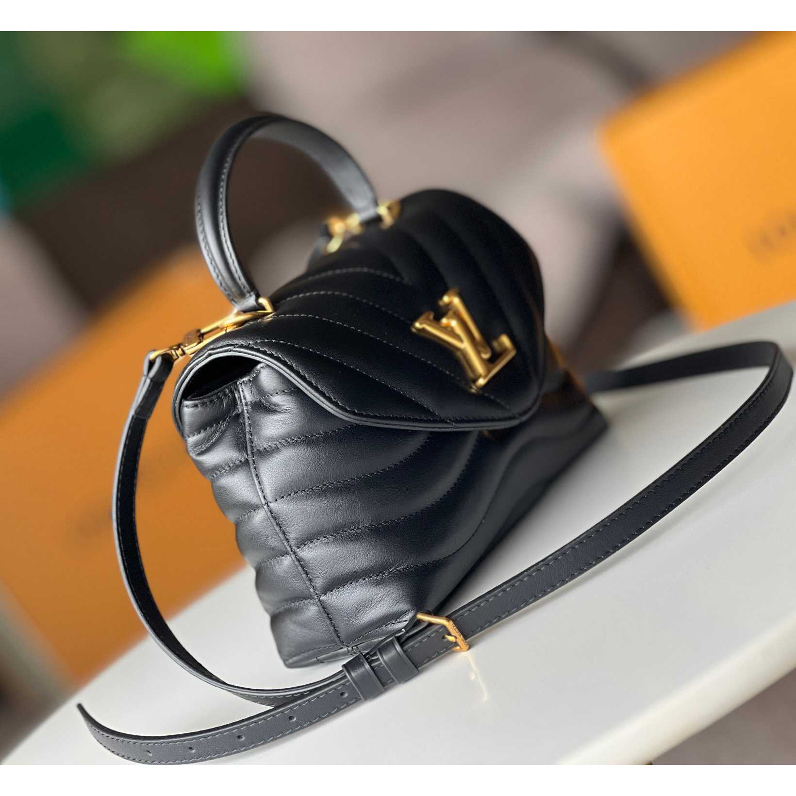 Louis Vuitton Hold Me (23x15x10cm)  M21720 - PerfectKickZ
