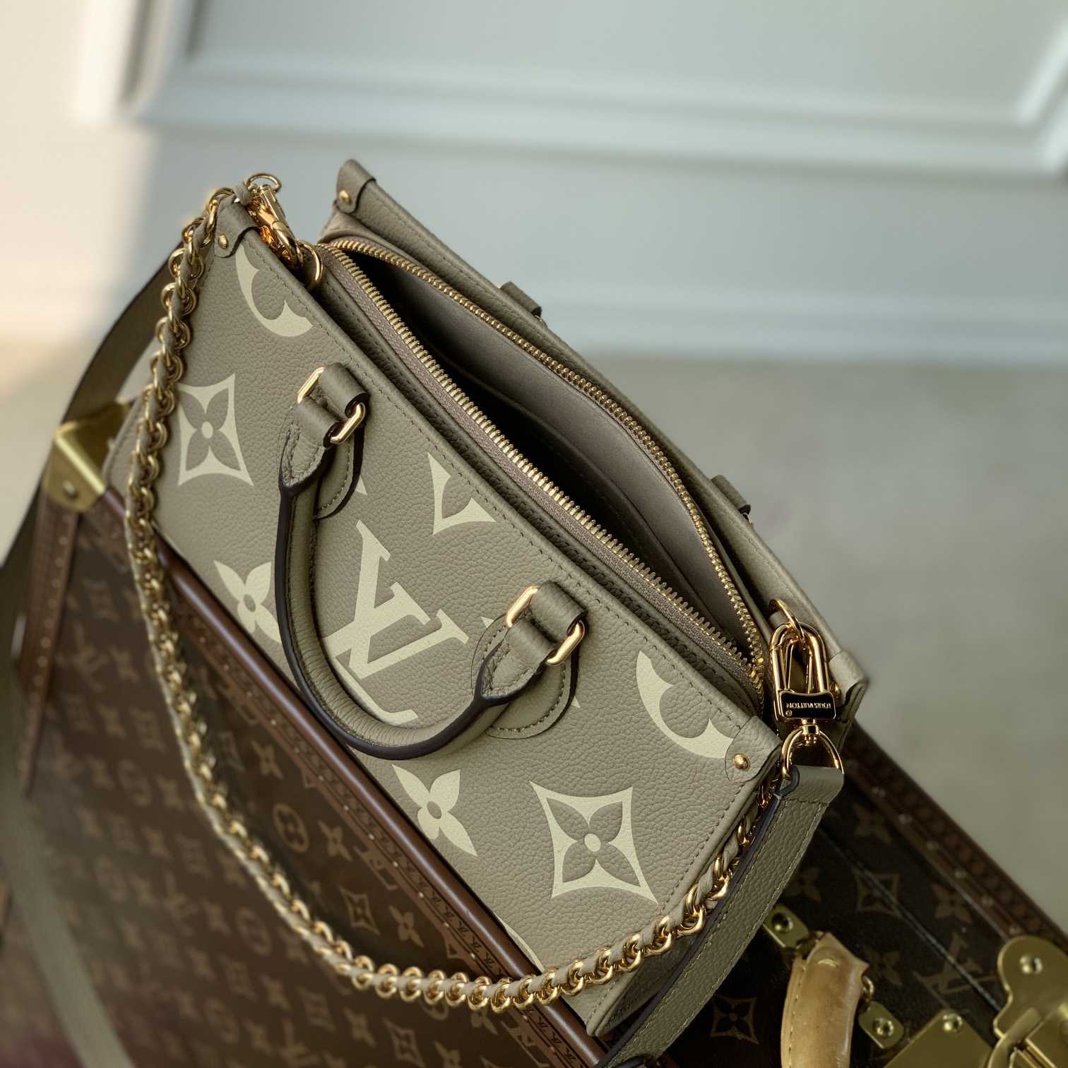 Louis Vuitton OnTheGo East West  (25-13-10 cm) M23641 - PerfectKickZ