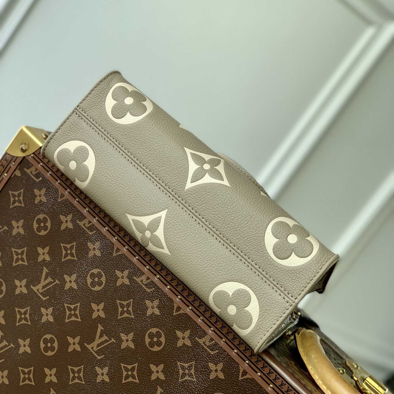 Louis Vuitton OnTheGo East West  (25-13-10 cm) M23641 - PerfectKickZ