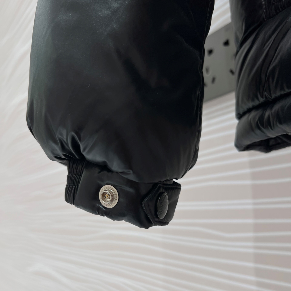 Moncler Montbeliard Short Down Jacket - PerfectKickZ