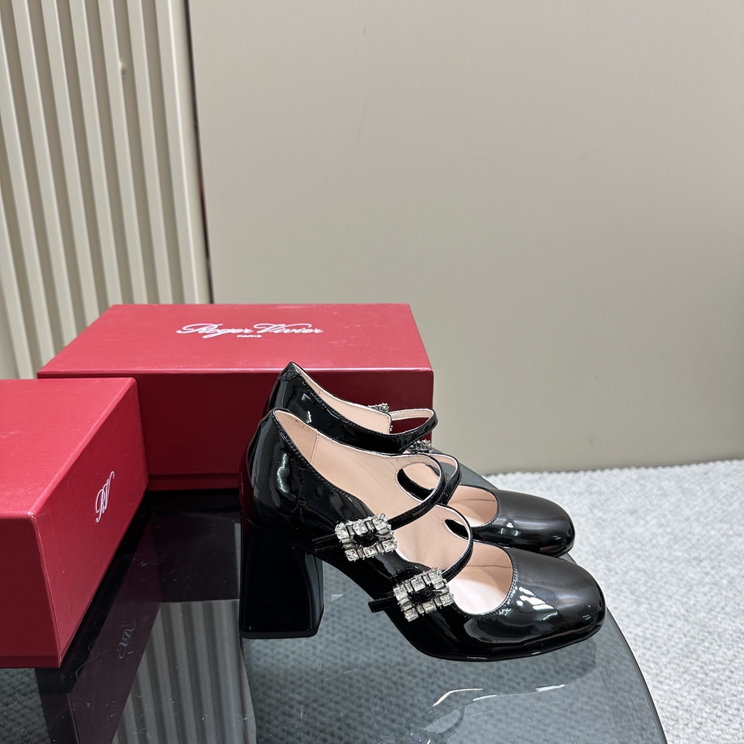 Roger Vivier Trés Vivier Strass Buckle Mini Babies Pumps In Patent Leather - PerfectKickZ