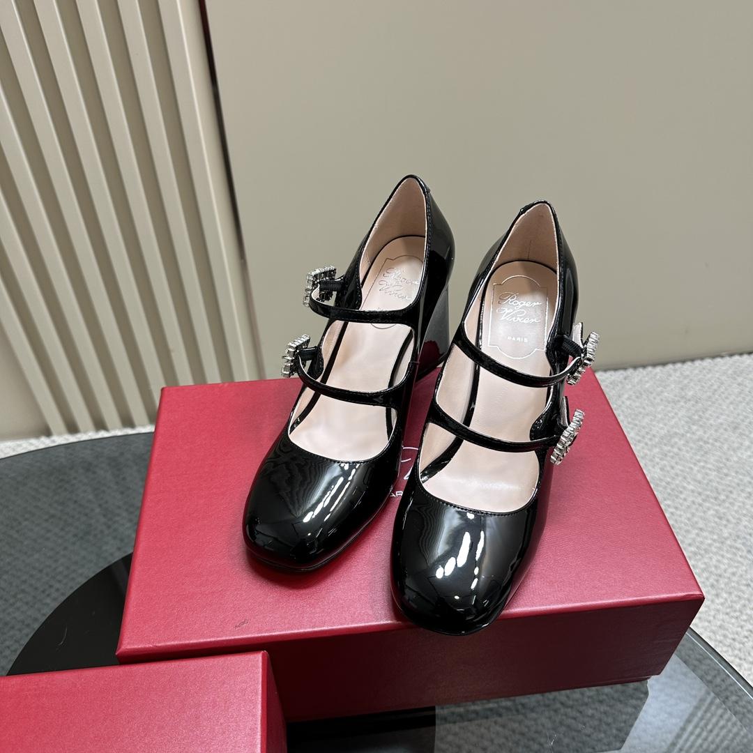 Roger Vivier Trés Vivier Strass Buckle Mini Babies Pumps In Patent Leather - PerfectKickZ