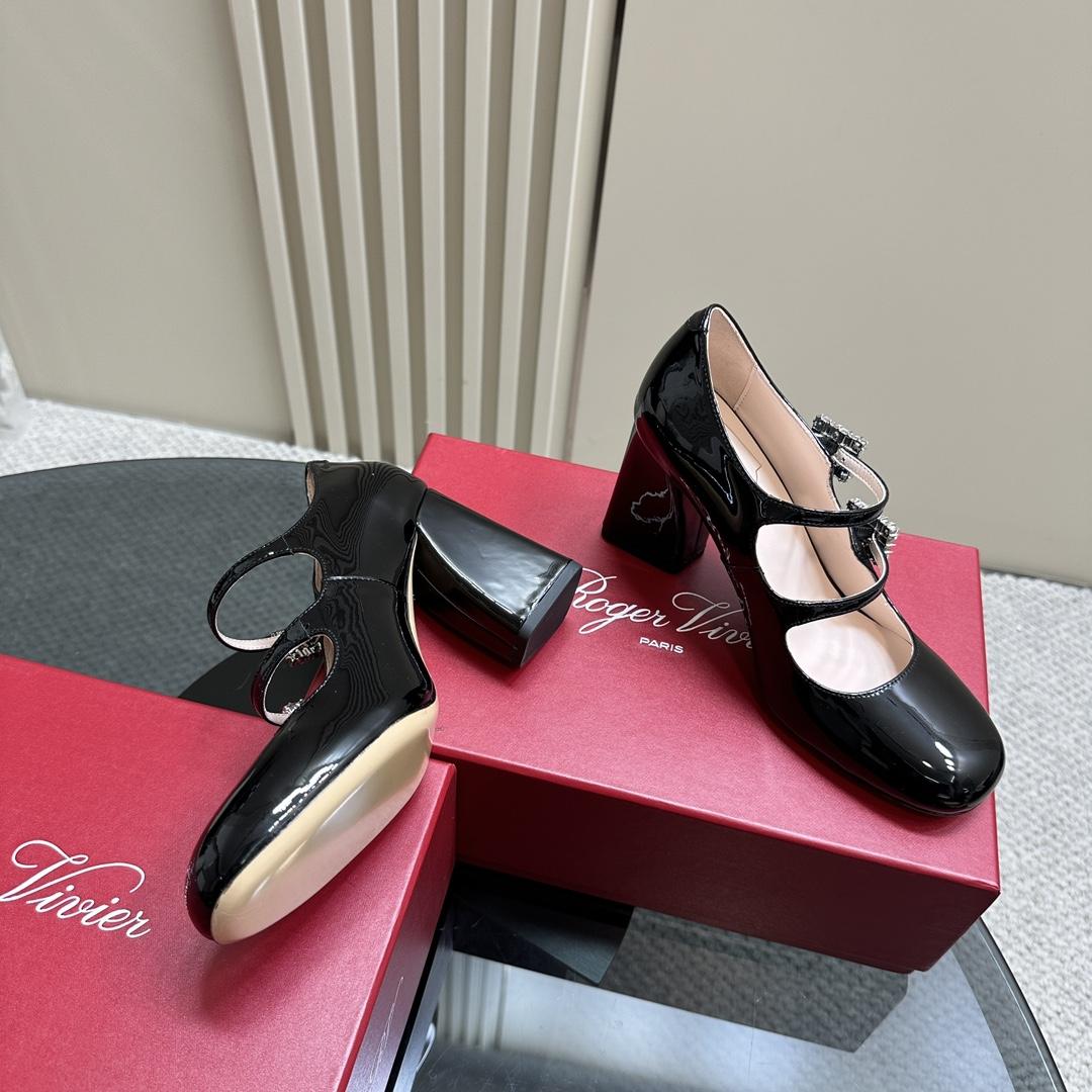 Roger Vivier Trés Vivier Strass Buckle Mini Babies Pumps In Patent Leather - PerfectKickZ