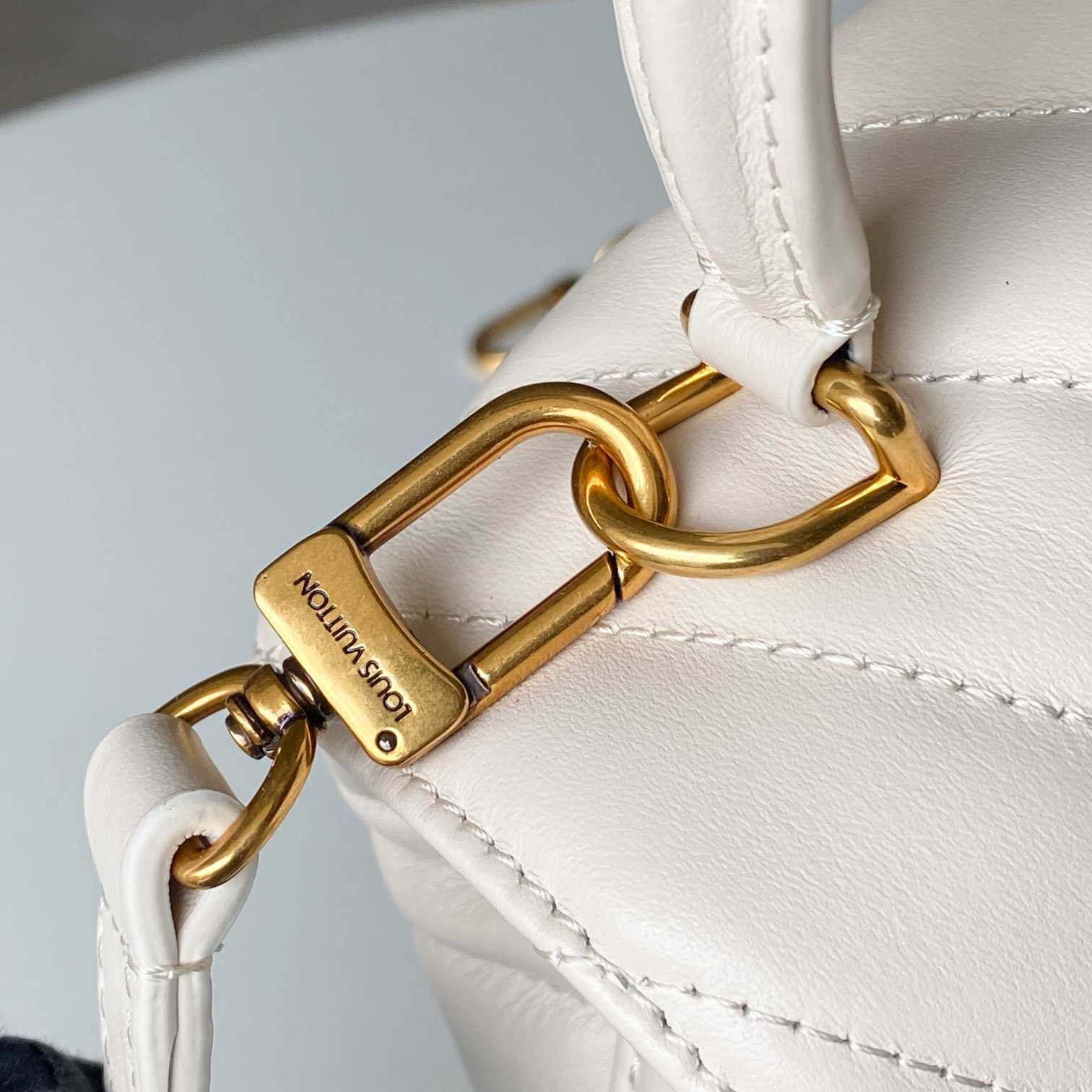 Louis Vuitton Hold Me (23x15x10cm)  M21797 - PerfectKickZ