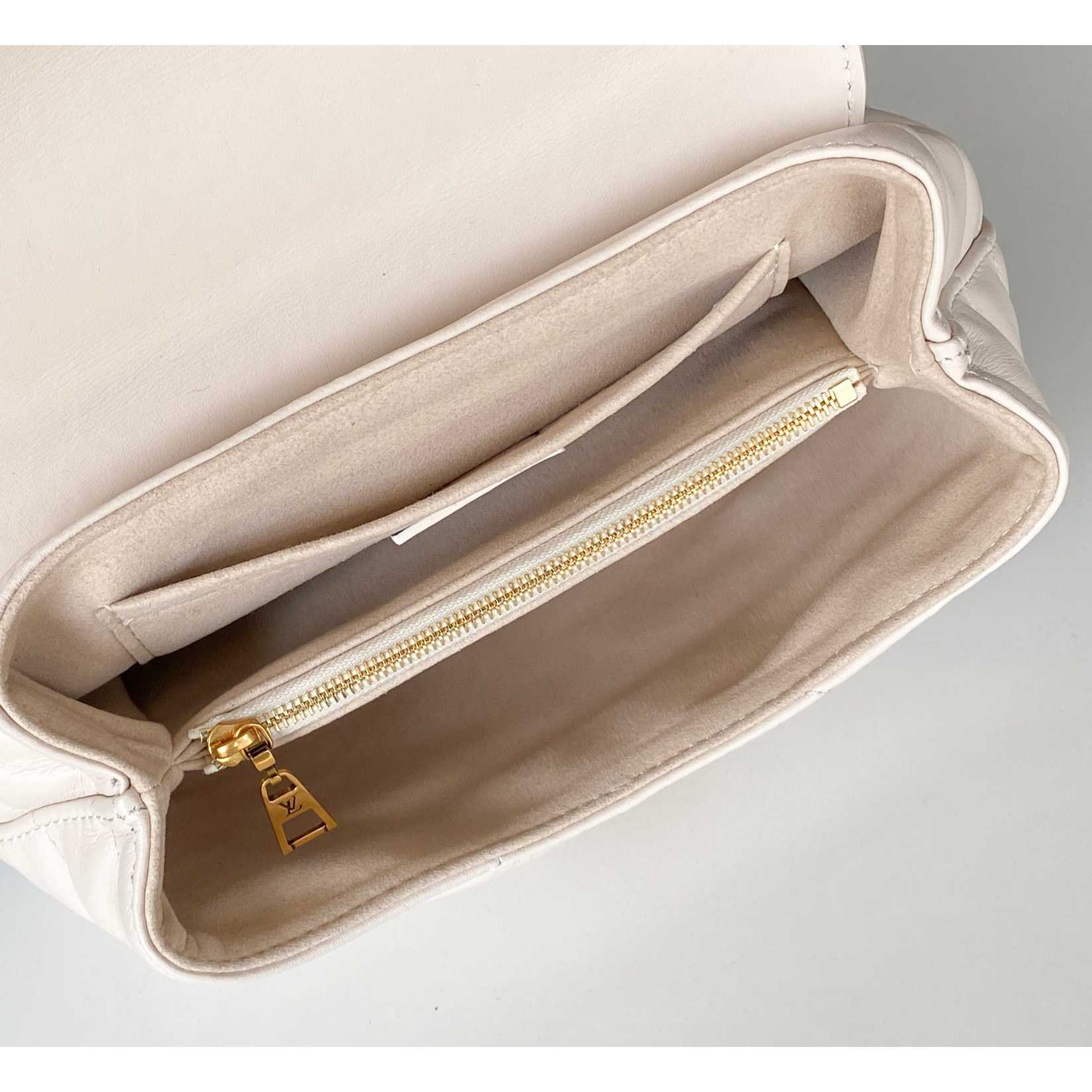 Louis Vuitton Hold Me (23x15x10cm)  M21797 - 
