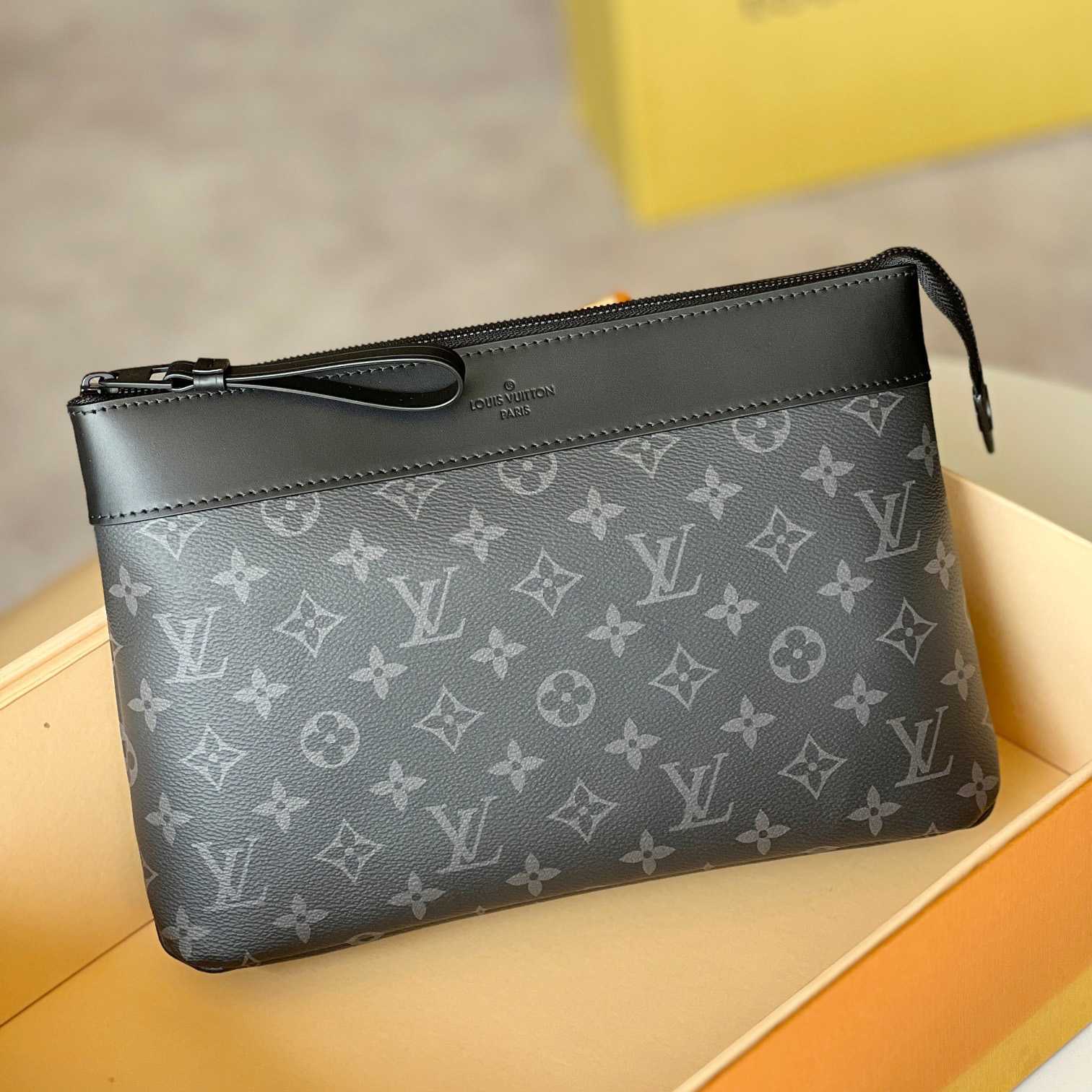 Louis Vuitton Pochette Voyage Souple (32 x 21 x 8cm)  M82543 - PerfectKickZ