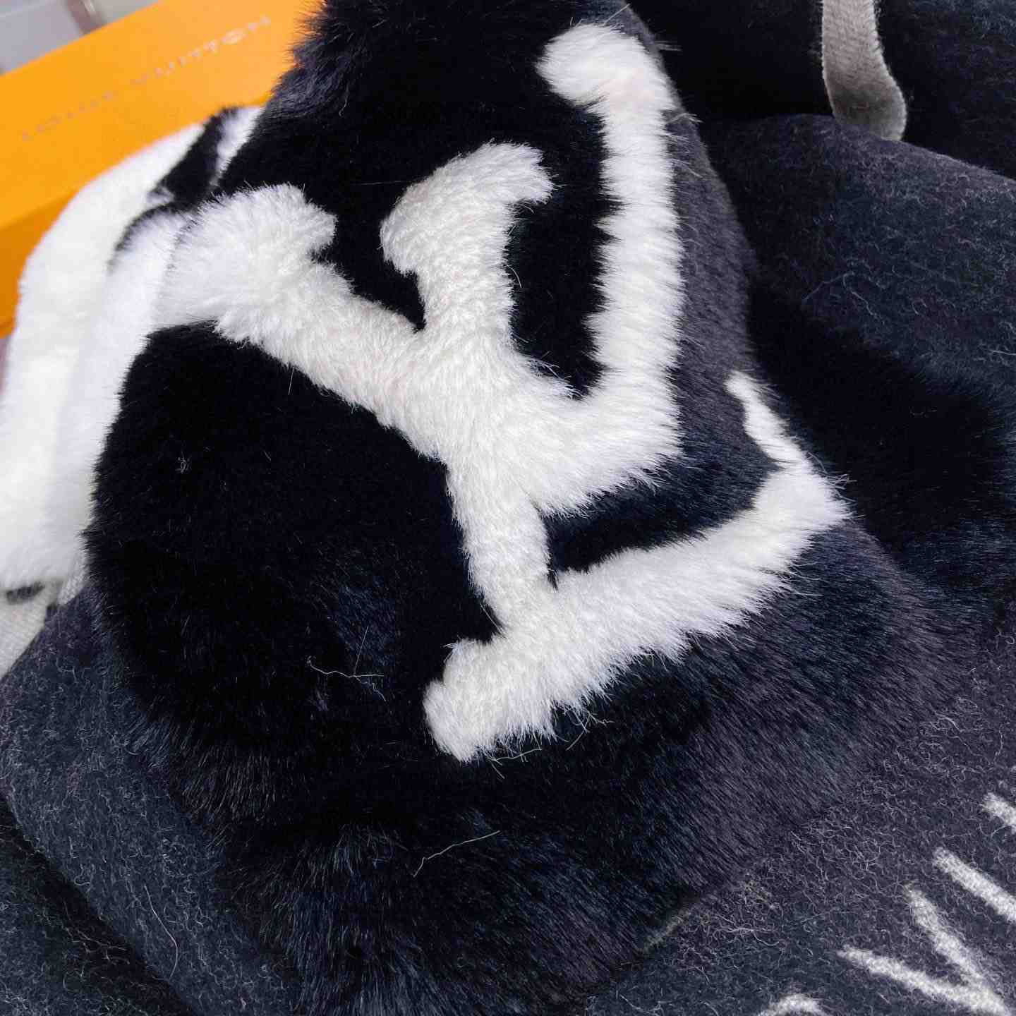 Louis Vuitton Cold Reykjavik Scarf - PerfectKickZ