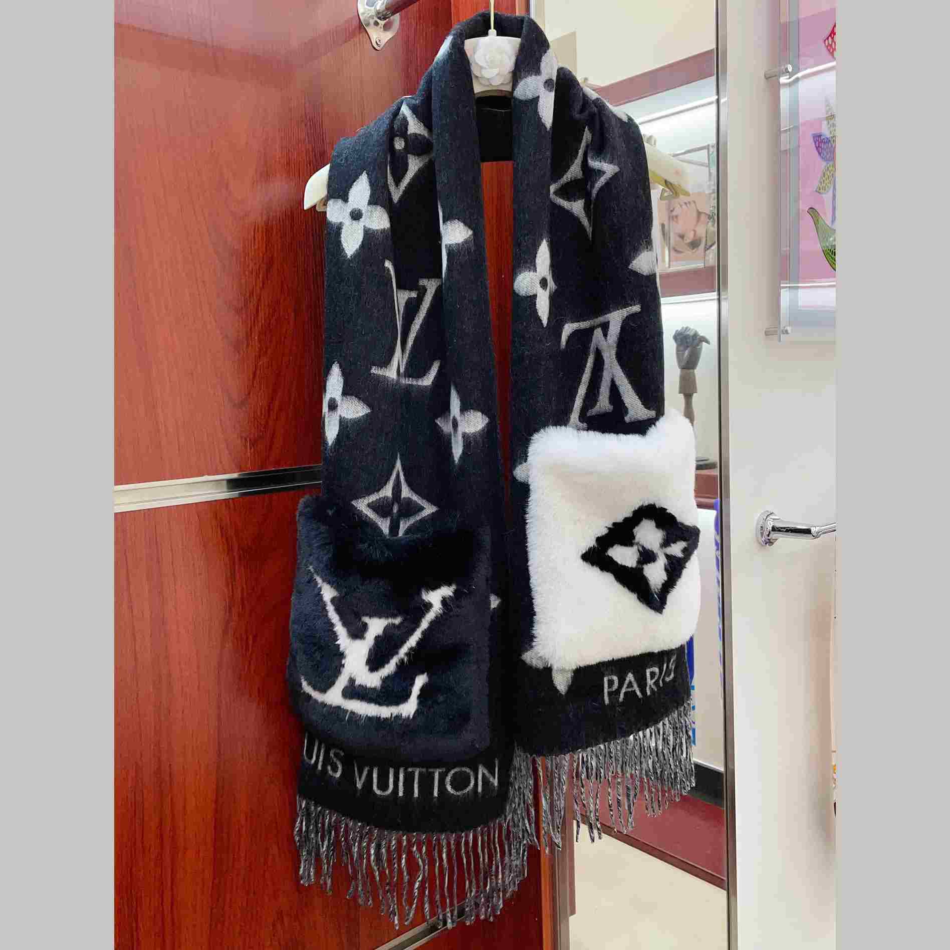 Louis Vuitton Cold Reykjavik Scarf - PerfectKickZ