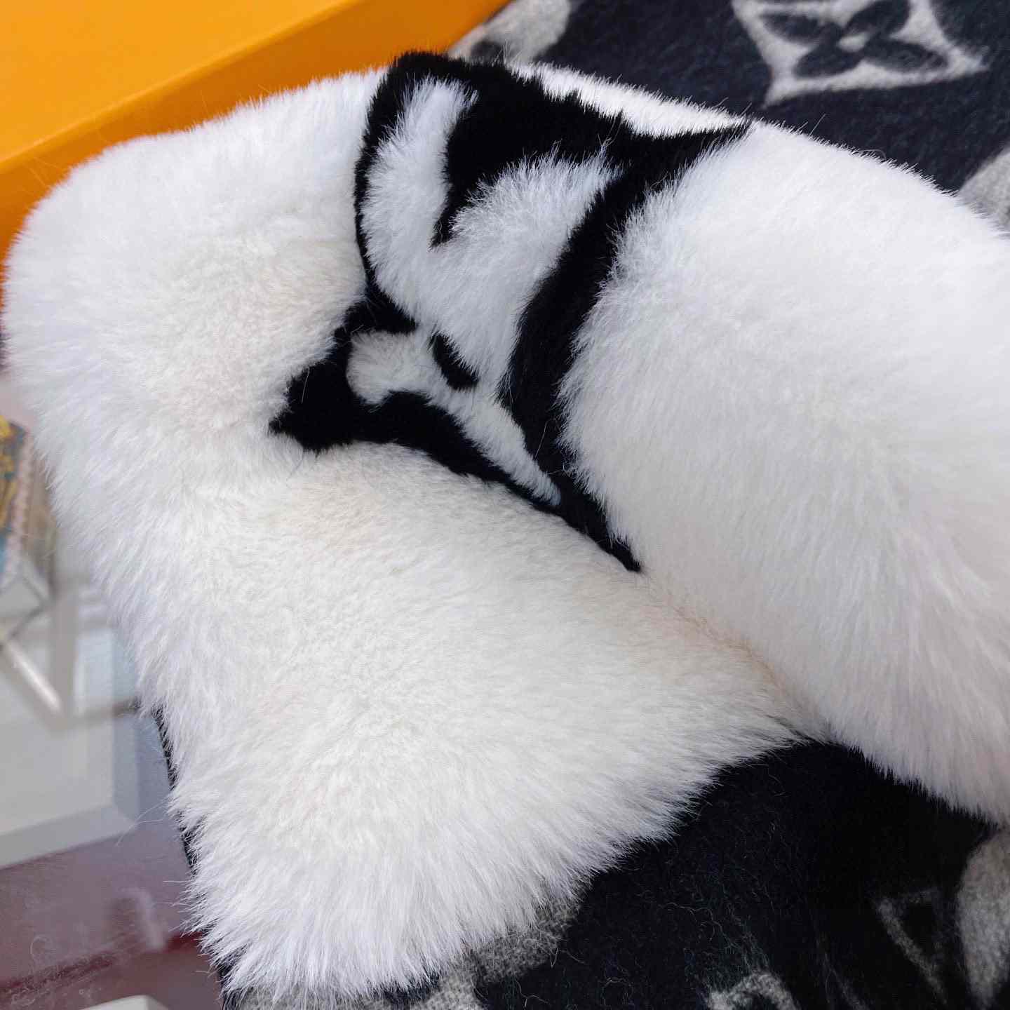 Louis Vuitton Cold Reykjavik Scarf - PerfectKickZ