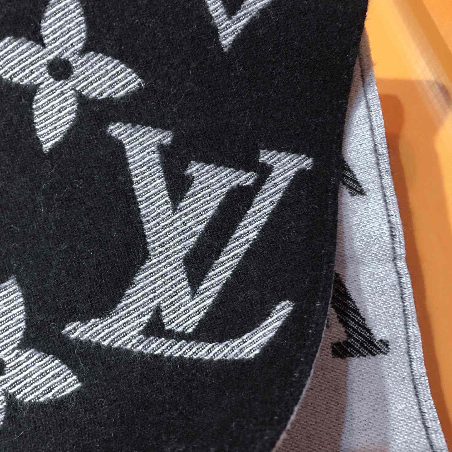 Louis Vuitton LV Essential Scarf - PerfectKickZ