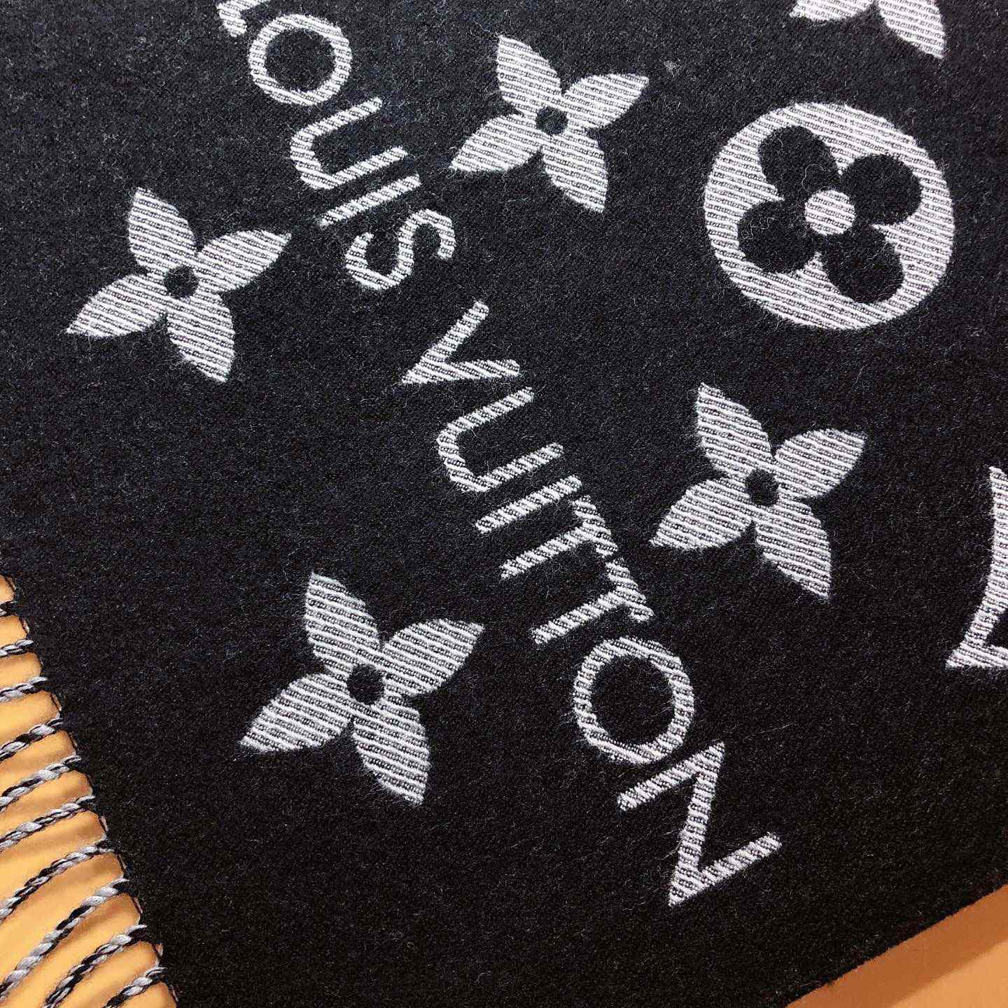 Louis Vuitton LV Essential Scarf - 