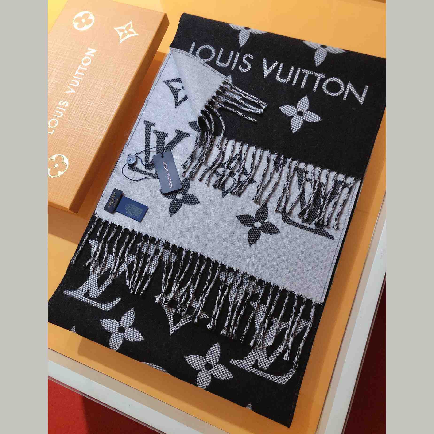 Louis Vuitton LV Essential Scarf - 