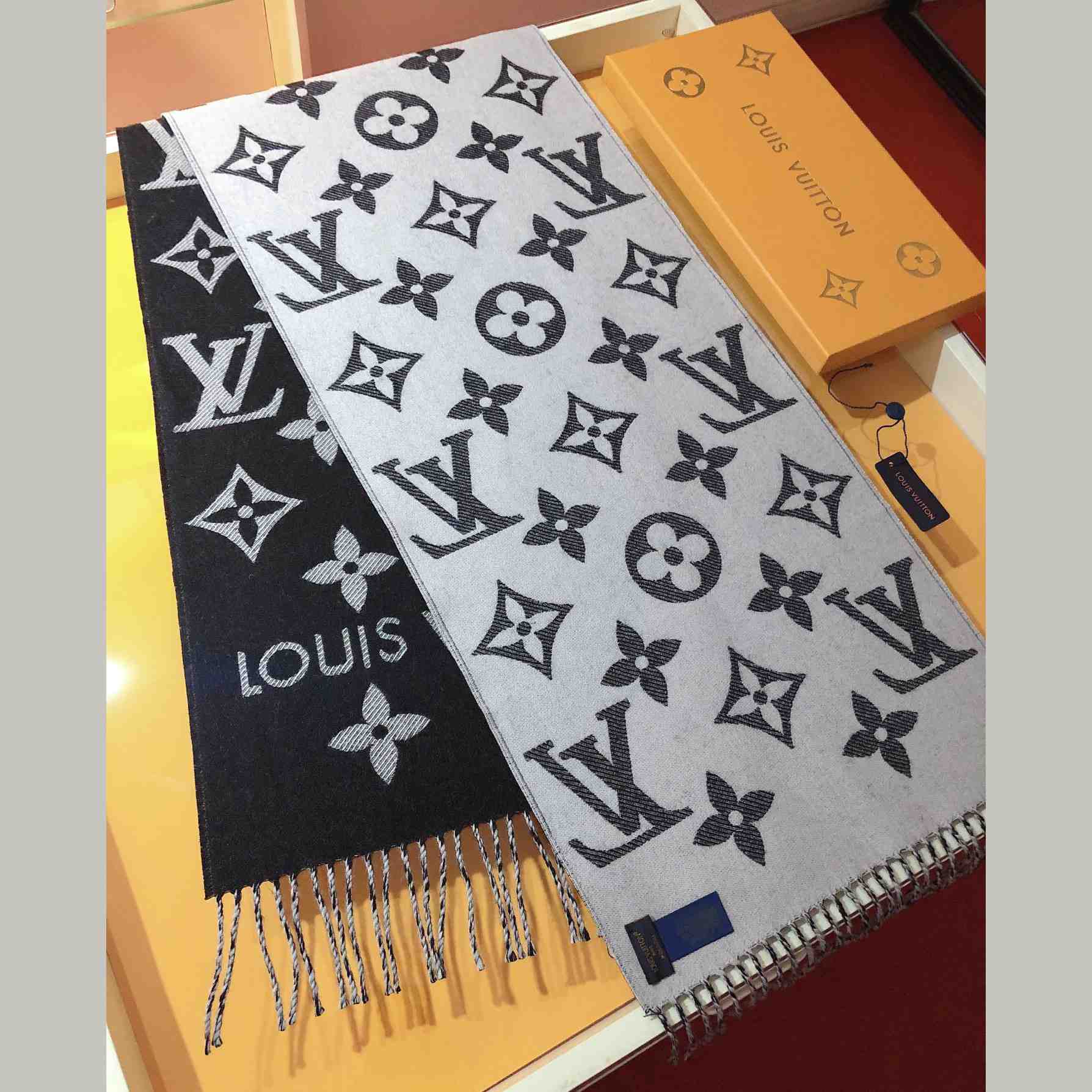 Louis Vuitton LV Essential Scarf - 
